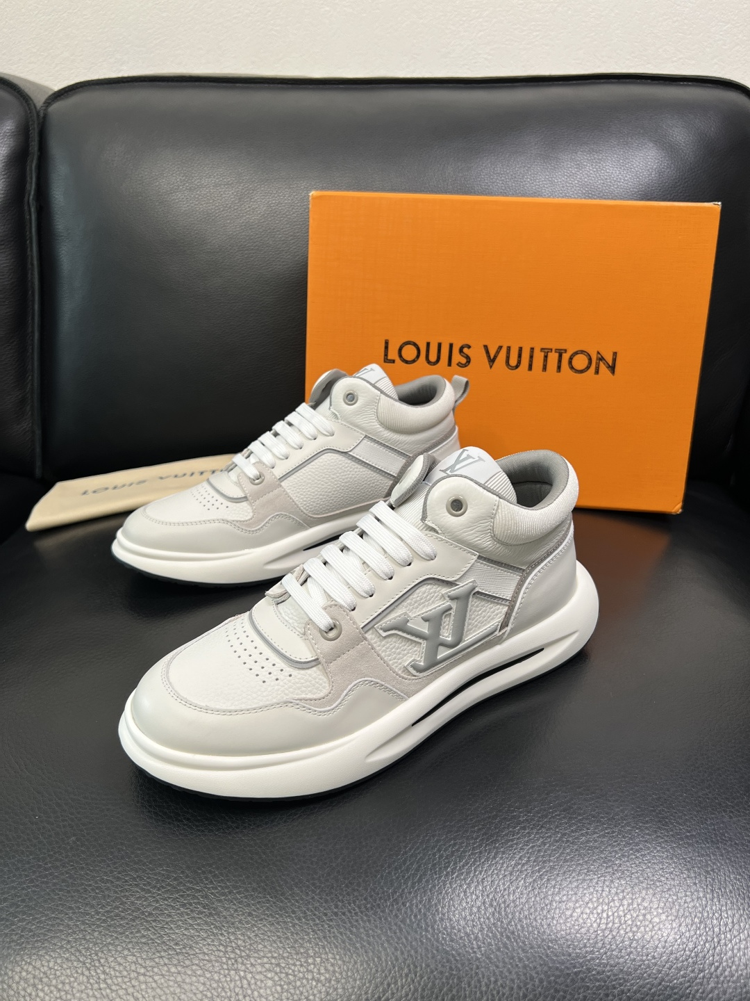 Lv 高品质 顶级工艺品 路易威登，运动板鞋专柜同步，鞋面意大利进口，高品质拼接缤纷色彩复杂工艺品，进口