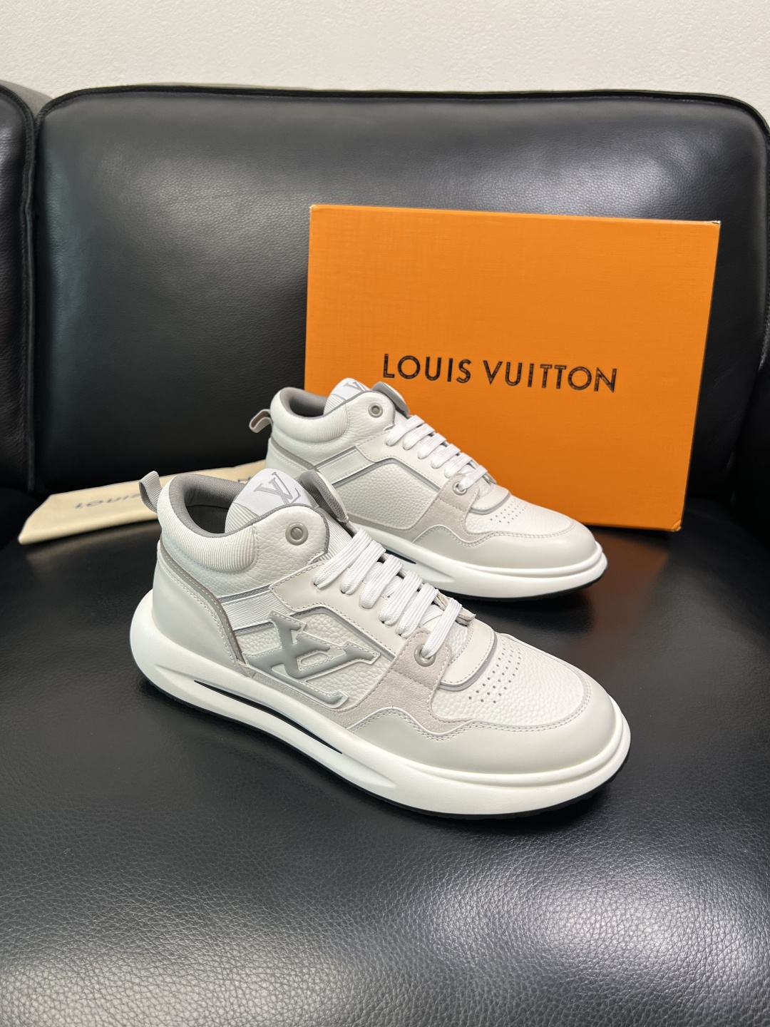 Lv 高品质 顶级工艺品 路易威登，运动板鞋专柜同步，鞋面意大利进口，高品质拼接缤纷色彩复杂工艺品，进口