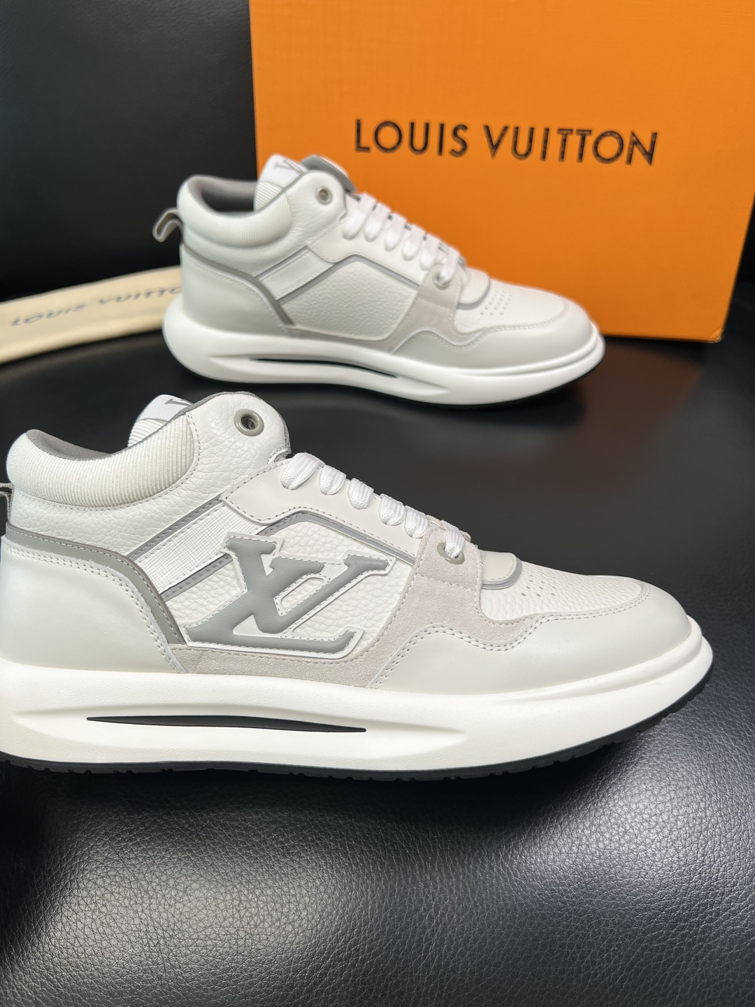 Lv 高品质 顶级工艺品 路易威登，运动板鞋专柜同步，鞋面意大利进口，高品质拼接缤纷色彩复杂工艺品，进口