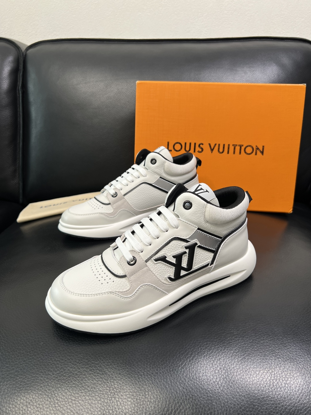Lv 高品质 顶级工艺品 路易威登，运动板鞋专柜同步，鞋面意大利进口，高品质拼接缤纷色彩复杂工艺品，进口