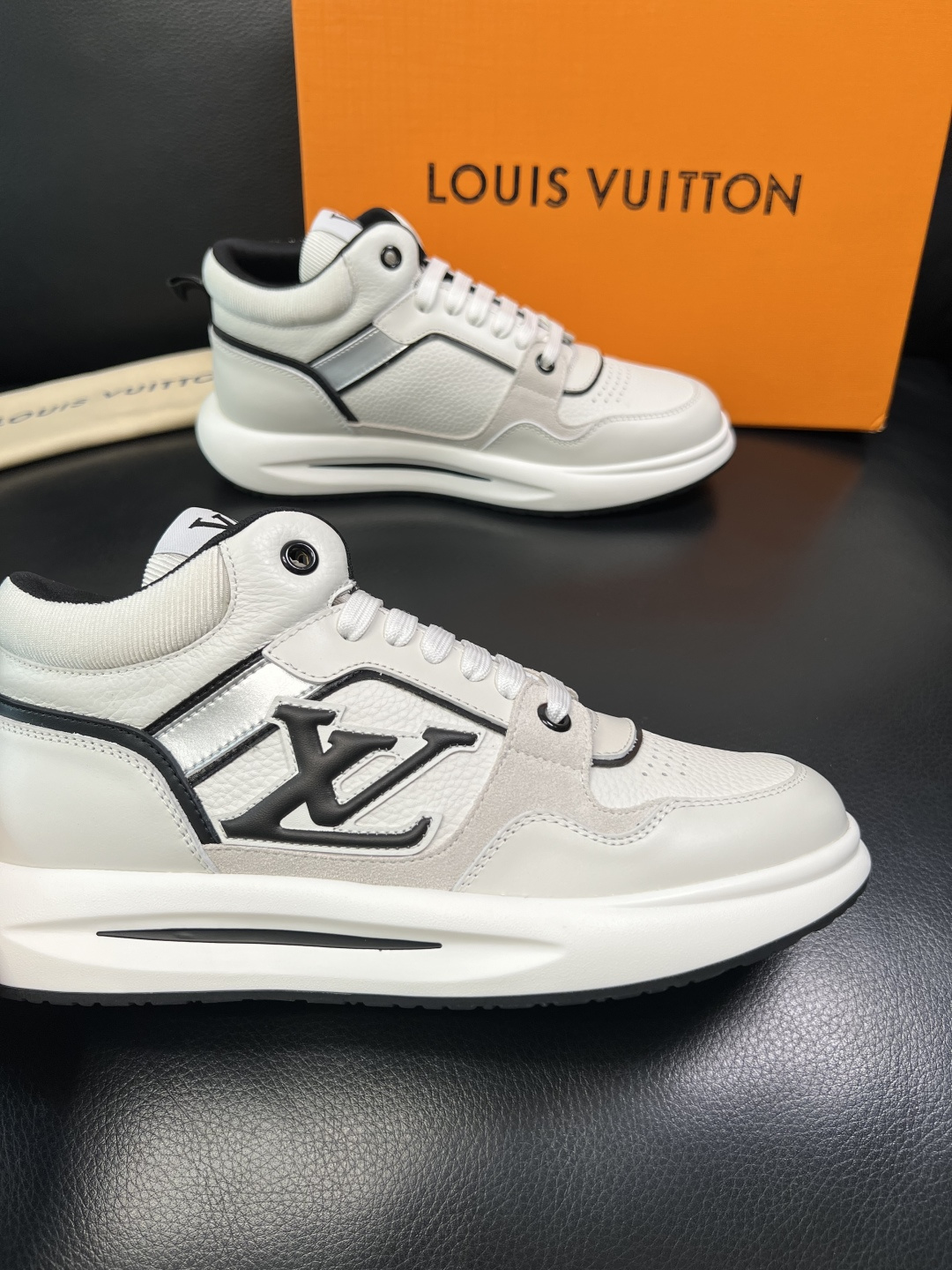 Lv 高品质 顶级工艺品 路易威登，运动板鞋专柜同步，鞋面意大利进口，高品质拼接缤纷色彩复杂工艺品，进口