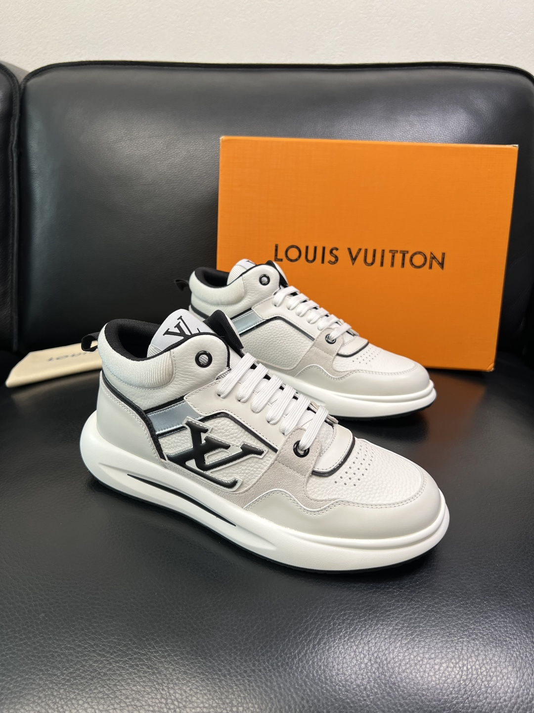 Lv 高品质 顶级工艺品 路易威登，运动板鞋专柜同步，鞋面意大利进口，高品质拼接缤纷色彩复杂工艺品，进口