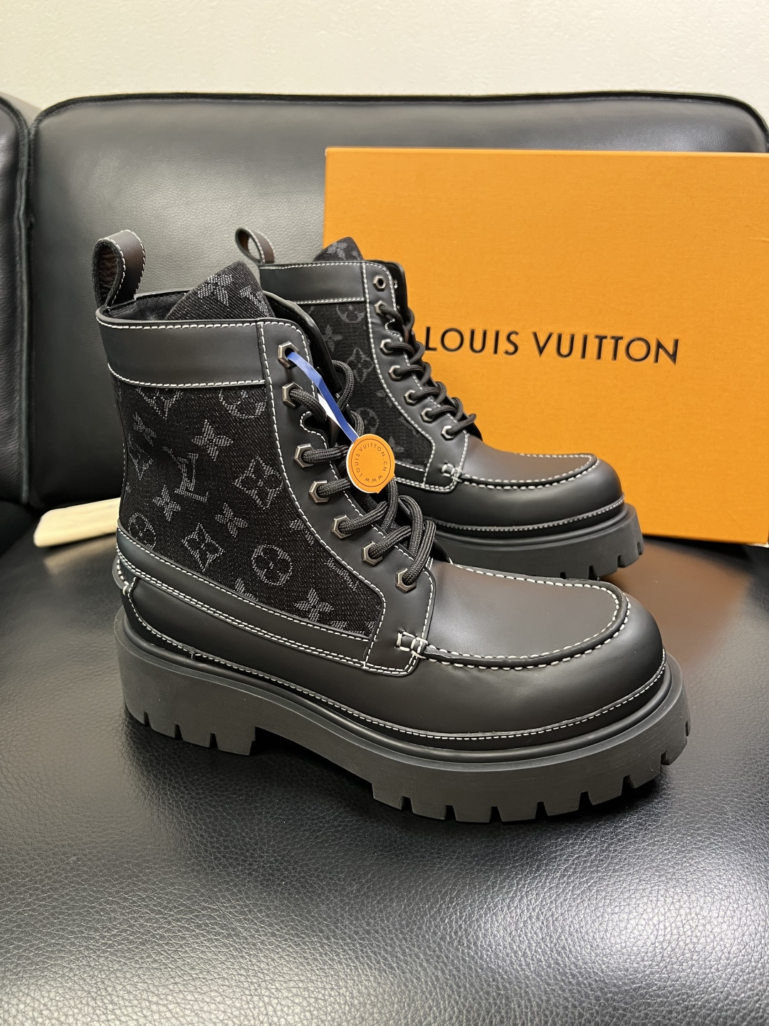 Lv 顶级代购 路易威登，高帮靴子专柜同步，鞋面意大利进口，高品质拼接缤纷色彩复杂工艺品，进口水染牛里 