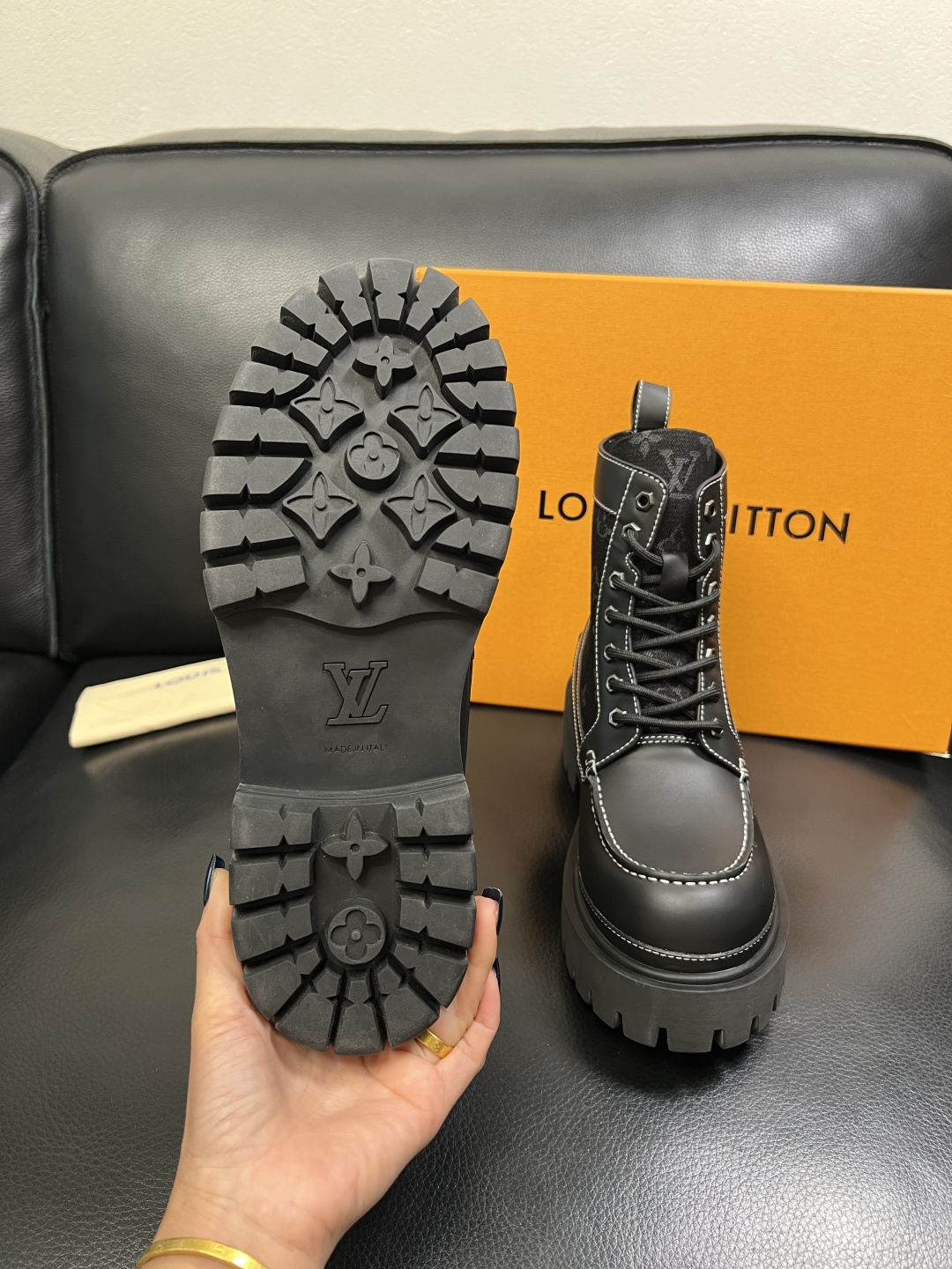 Lv 顶级代购 路易威登，高帮靴子专柜同步，鞋面意大利进口，高品质拼接缤纷色彩复杂工艺品，进口水染牛里 