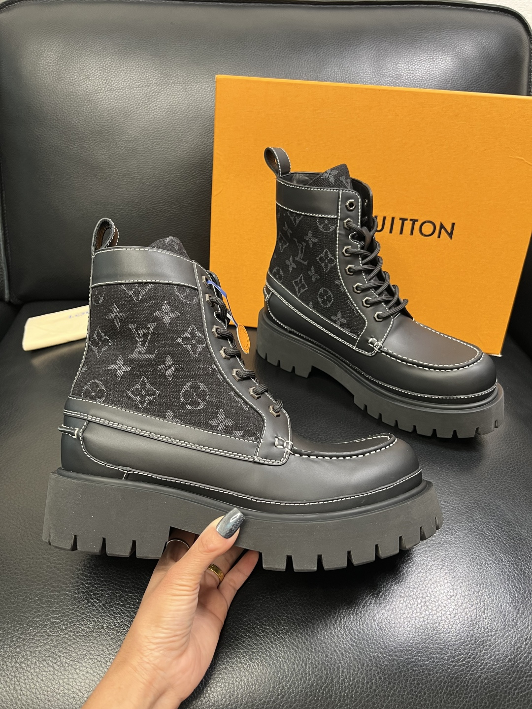 Lv 顶级代购 路易威登，高帮靴子专柜同步，鞋面意大利进口，高品质拼接缤纷色彩复杂工艺品，进口水染牛里 