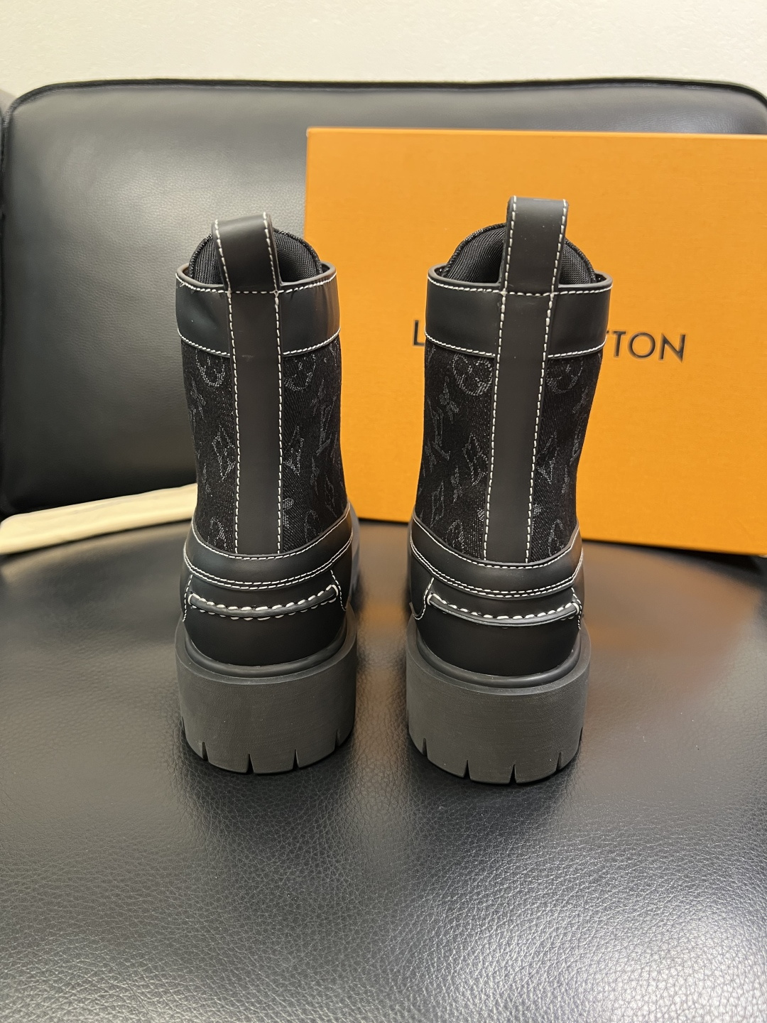 Lv 顶级代购 路易威登，高帮靴子专柜同步，鞋面意大利进口，高品质拼接缤纷色彩复杂工艺品，进口水染牛里 