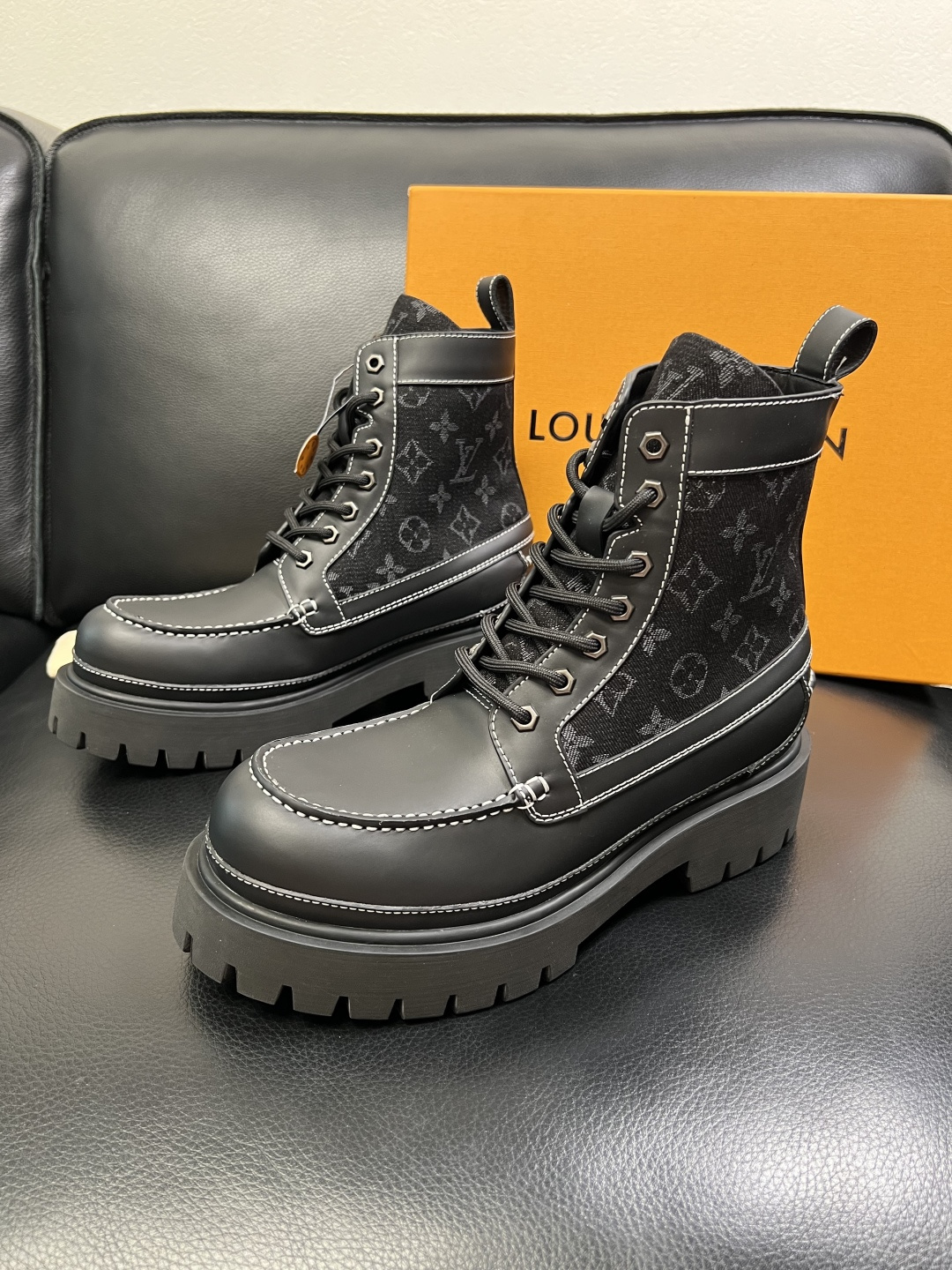 Lv 顶级代购 路易威登，高帮靴子专柜同步，鞋面意大利进口，高品质拼接缤纷色彩复杂工艺品，进口水染牛里 