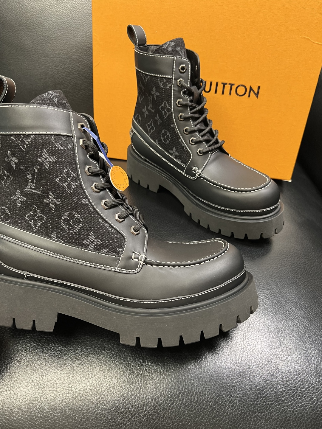 Lv 顶级代购 路易威登，高帮靴子专柜同步，鞋面意大利进口，高品质拼接缤纷色彩复杂工艺品，进口水染牛里 