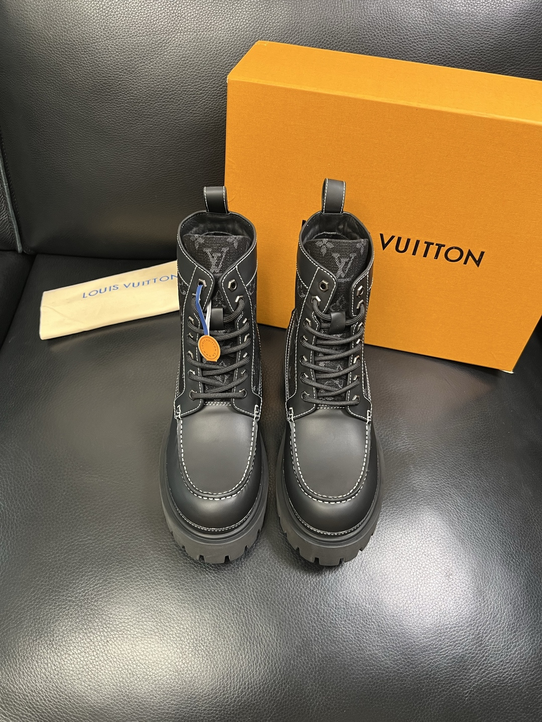 Lv 顶级代购 路易威登，高帮靴子专柜同步，鞋面意大利进口，高品质拼接缤纷色彩复杂工艺品，进口水染牛里 