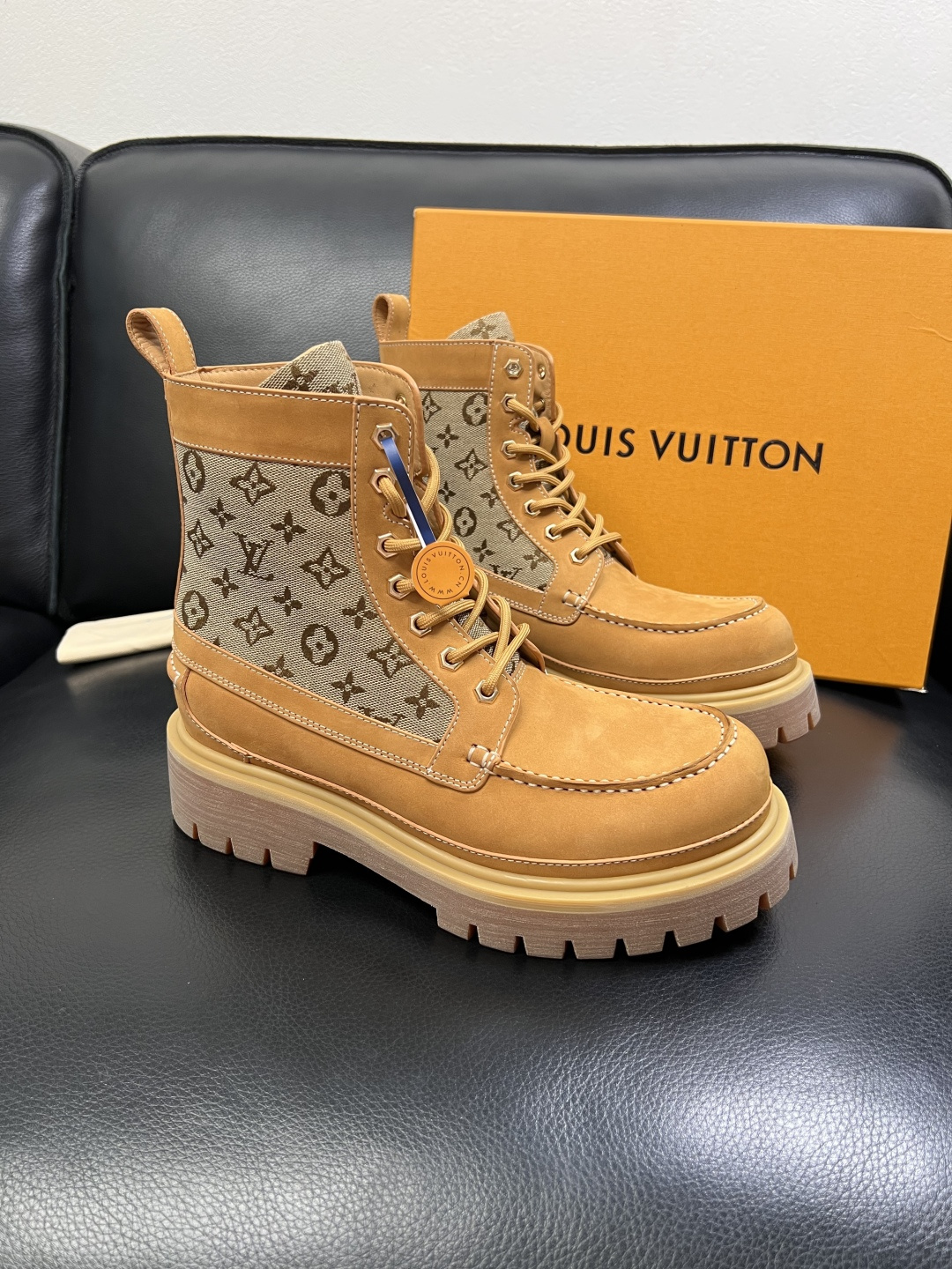 Lv 顶级代购 路易威登，高帮靴子专柜同步，鞋面意大利进口，高品质拼接缤纷色彩复杂工艺品，进口水染牛里 