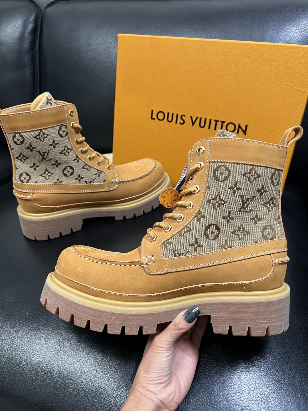 Lv 顶级代购 路易威登，高帮靴子专柜同步，鞋面意大利进口，高品质拼接缤纷色彩复杂工艺品，进口水染牛里 