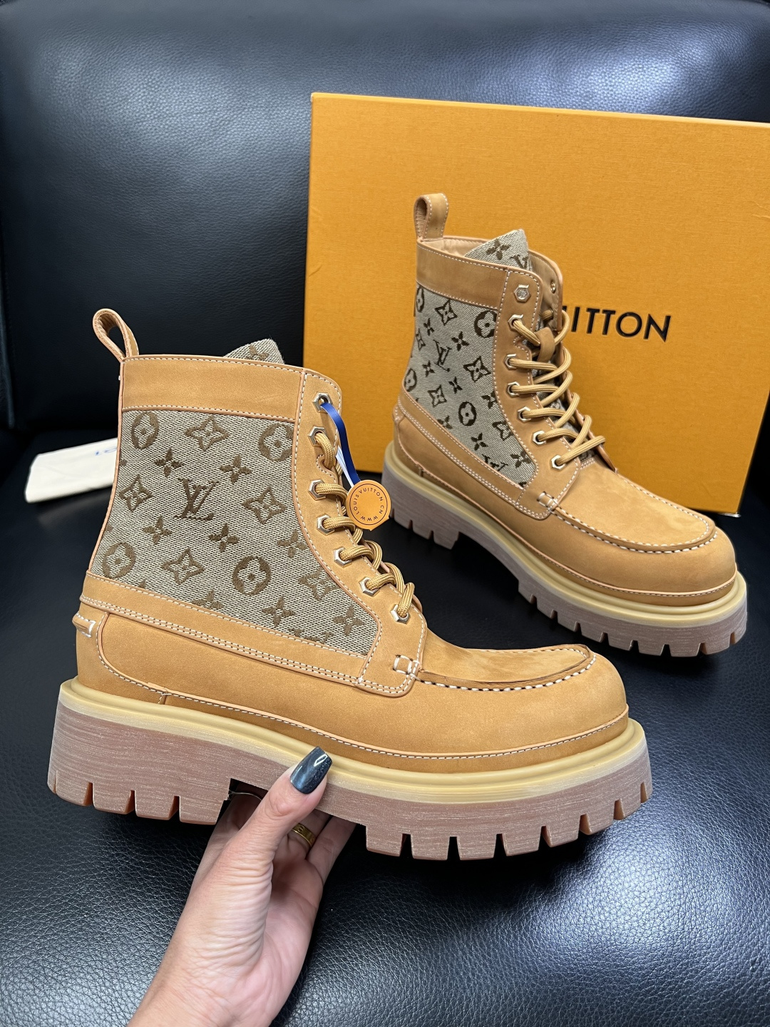 Lv 顶级代购 路易威登，高帮靴子专柜同步，鞋面意大利进口，高品质拼接缤纷色彩复杂工艺品，进口水染牛里 