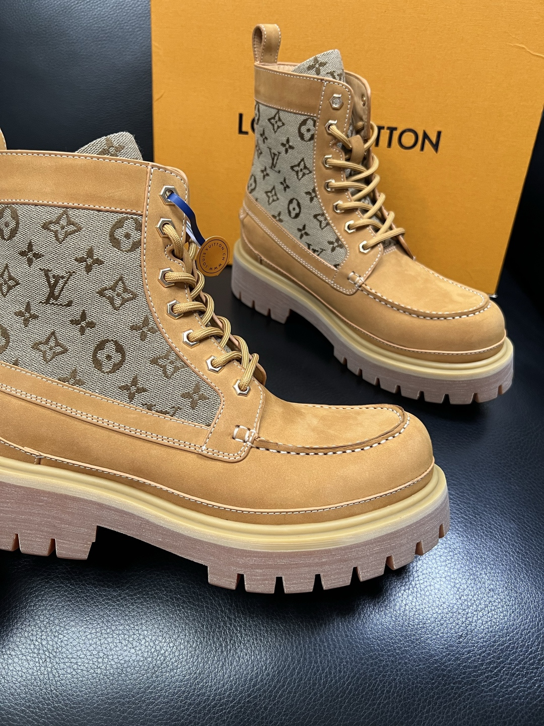 Lv 顶级代购 路易威登，高帮靴子专柜同步，鞋面意大利进口，高品质拼接缤纷色彩复杂工艺品，进口水染牛里 