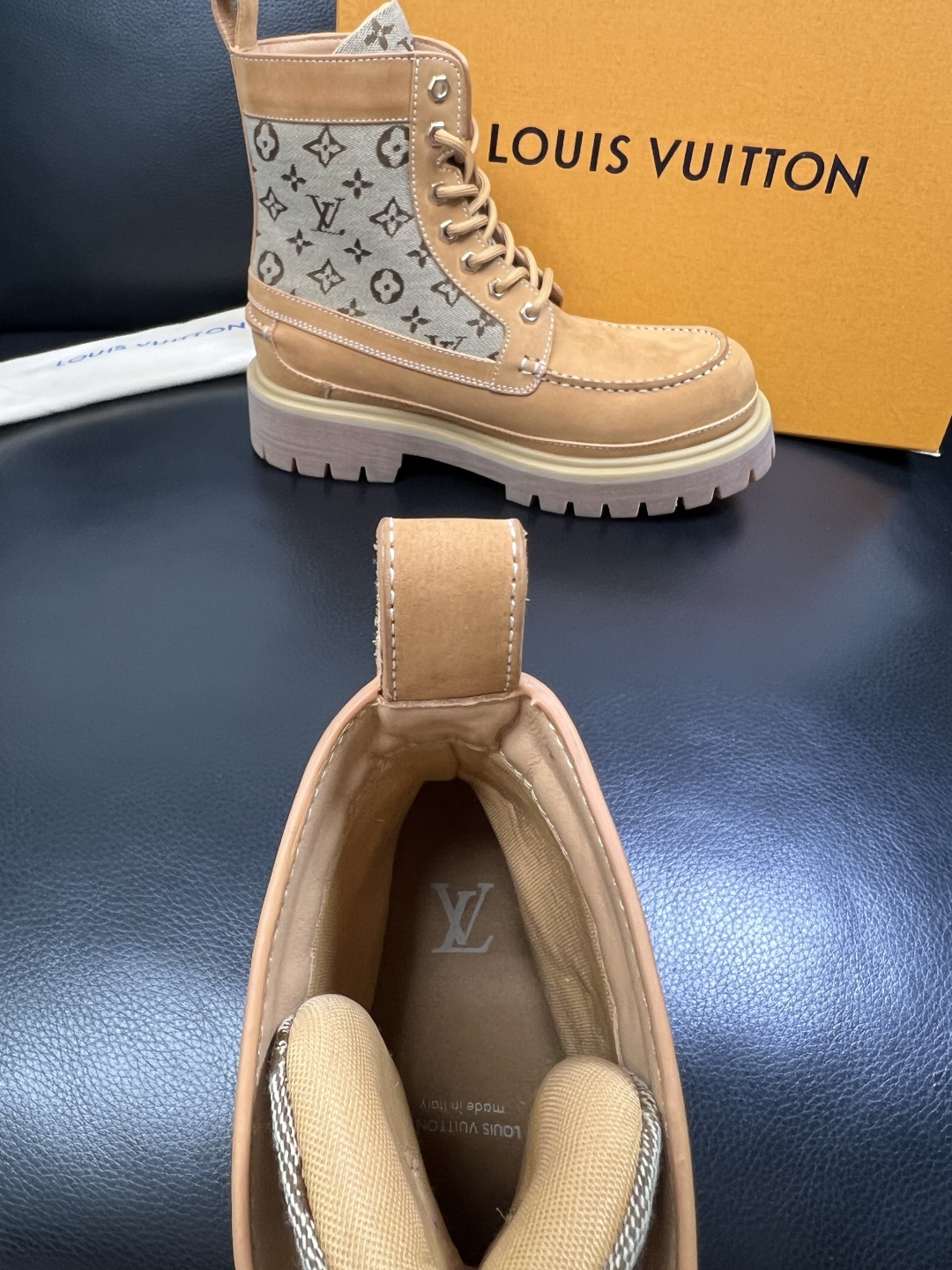 Lv 顶级代购 路易威登，高帮靴子专柜同步，鞋面意大利进口，高品质拼接缤纷色彩复杂工艺品，进口水染牛里 