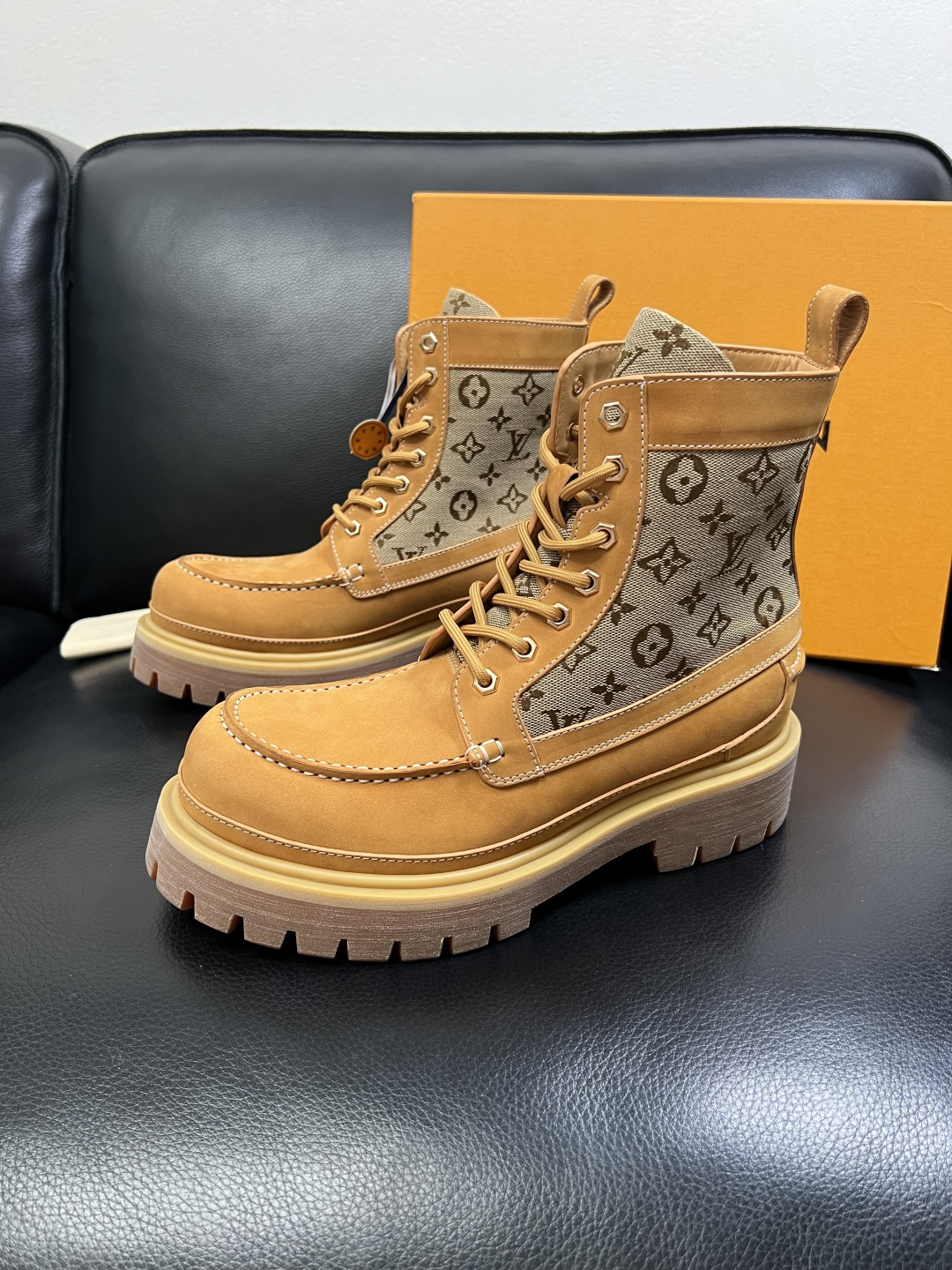 Lv 顶级代购 路易威登，高帮靴子专柜同步，鞋面意大利进口，高品质拼接缤纷色彩复杂工艺品，进口水染牛里 