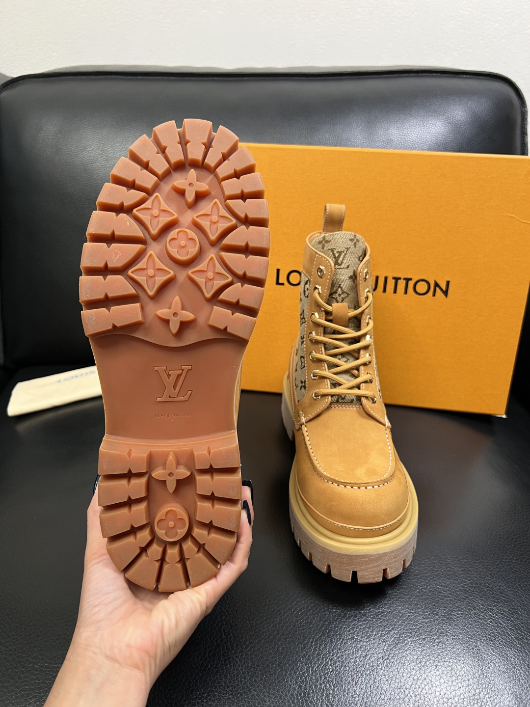 Lv 顶级代购 路易威登，高帮靴子专柜同步，鞋面意大利进口，高品质拼接缤纷色彩复杂工艺品，进口水染牛里 