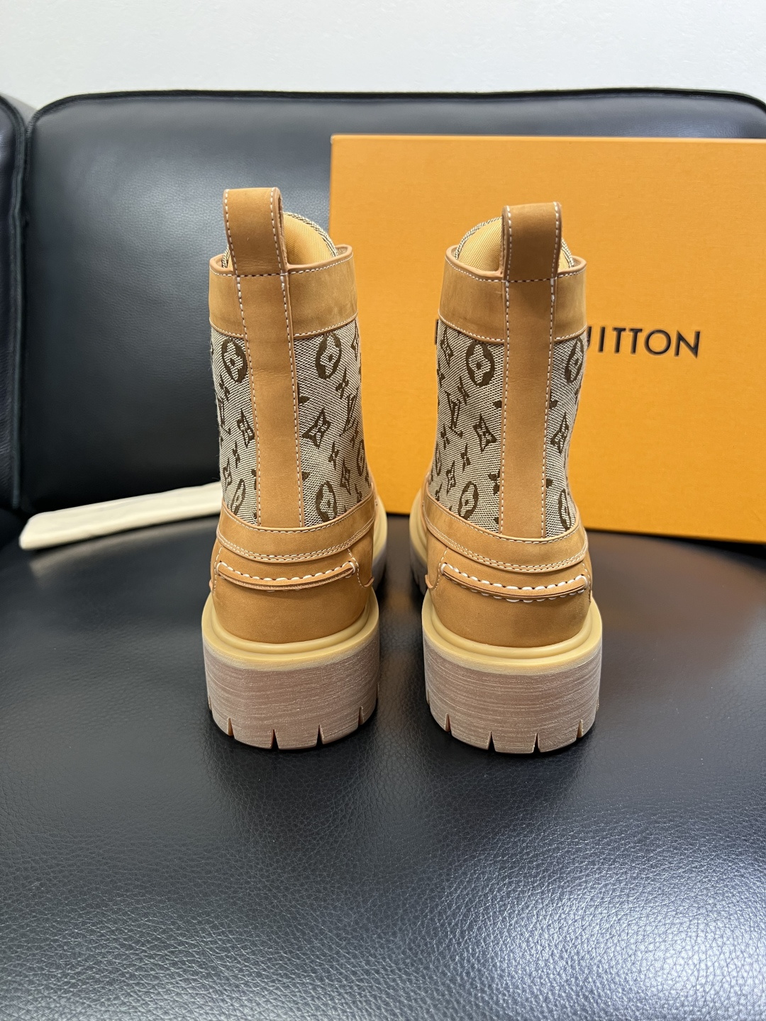 Lv 顶级代购 路易威登，高帮靴子专柜同步，鞋面意大利进口，高品质拼接缤纷色彩复杂工艺品，进口水染牛里 