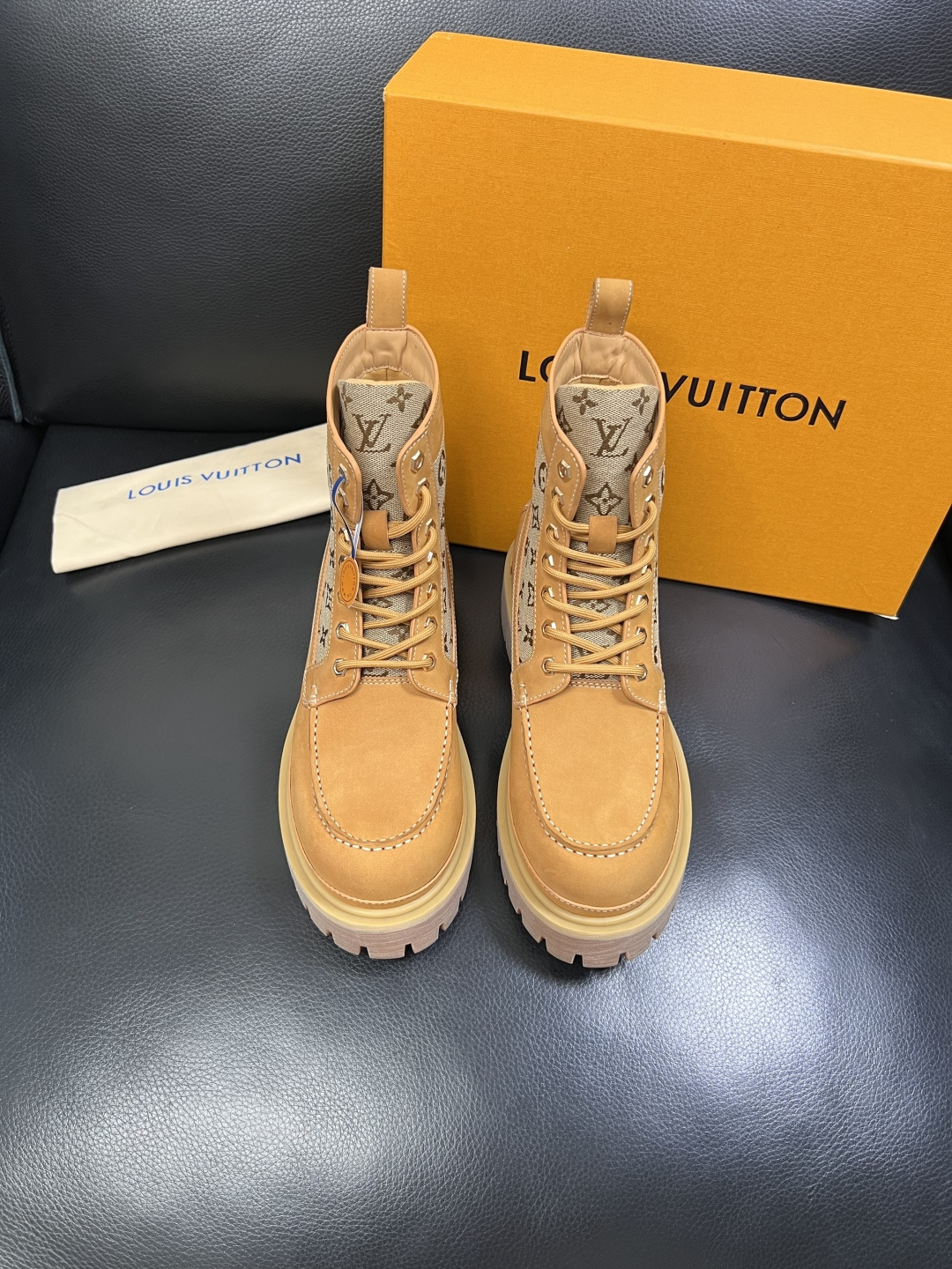 Lv 顶级代购 路易威登，高帮靴子专柜同步，鞋面意大利进口，高品质拼接缤纷色彩复杂工艺品，进口水染牛里 