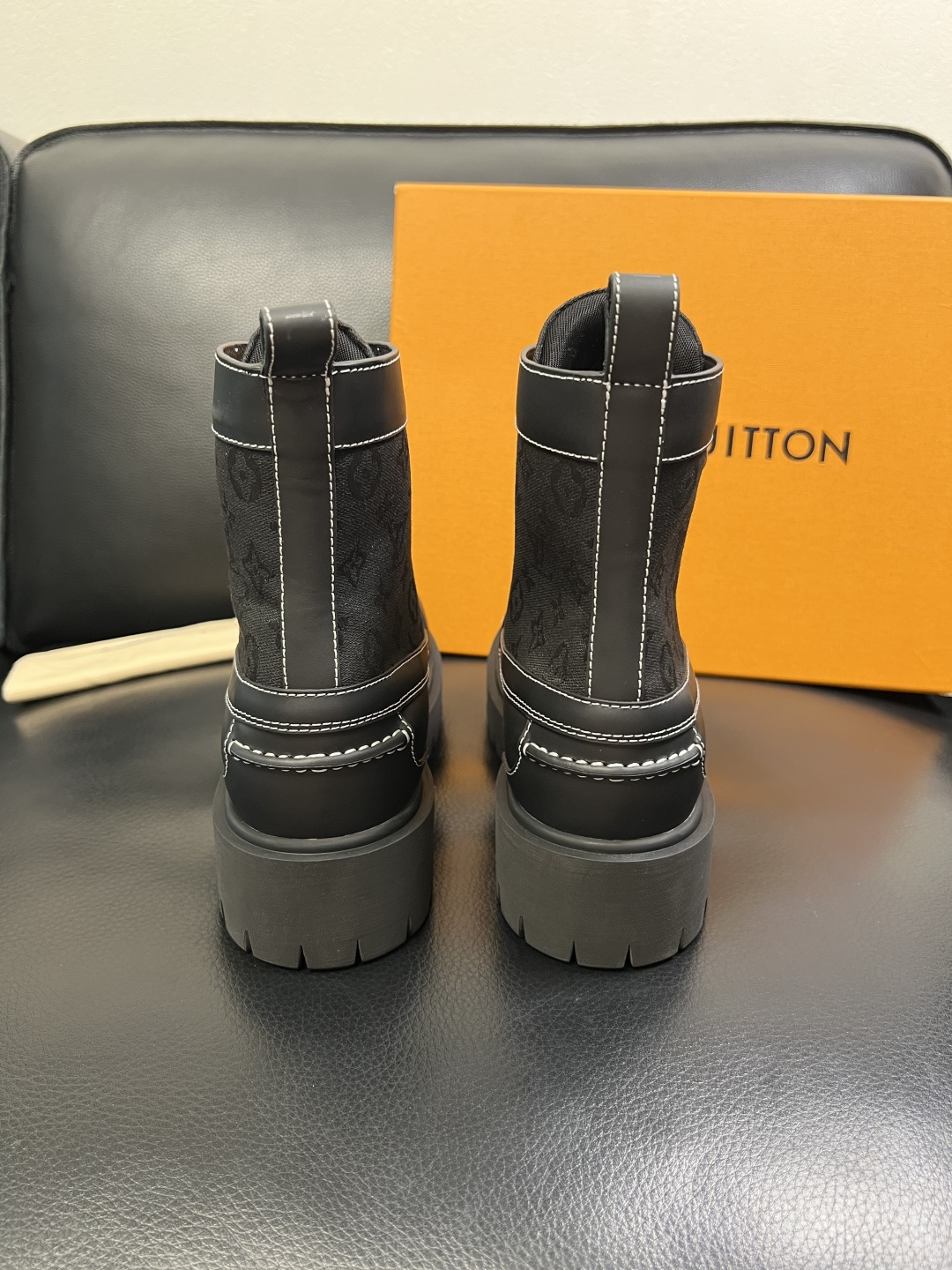 Lv 顶级代购 路易威登，高帮靴子专柜同步，鞋面意大利进口，高品质拼接缤纷色彩复杂工艺品，进口水染牛里 