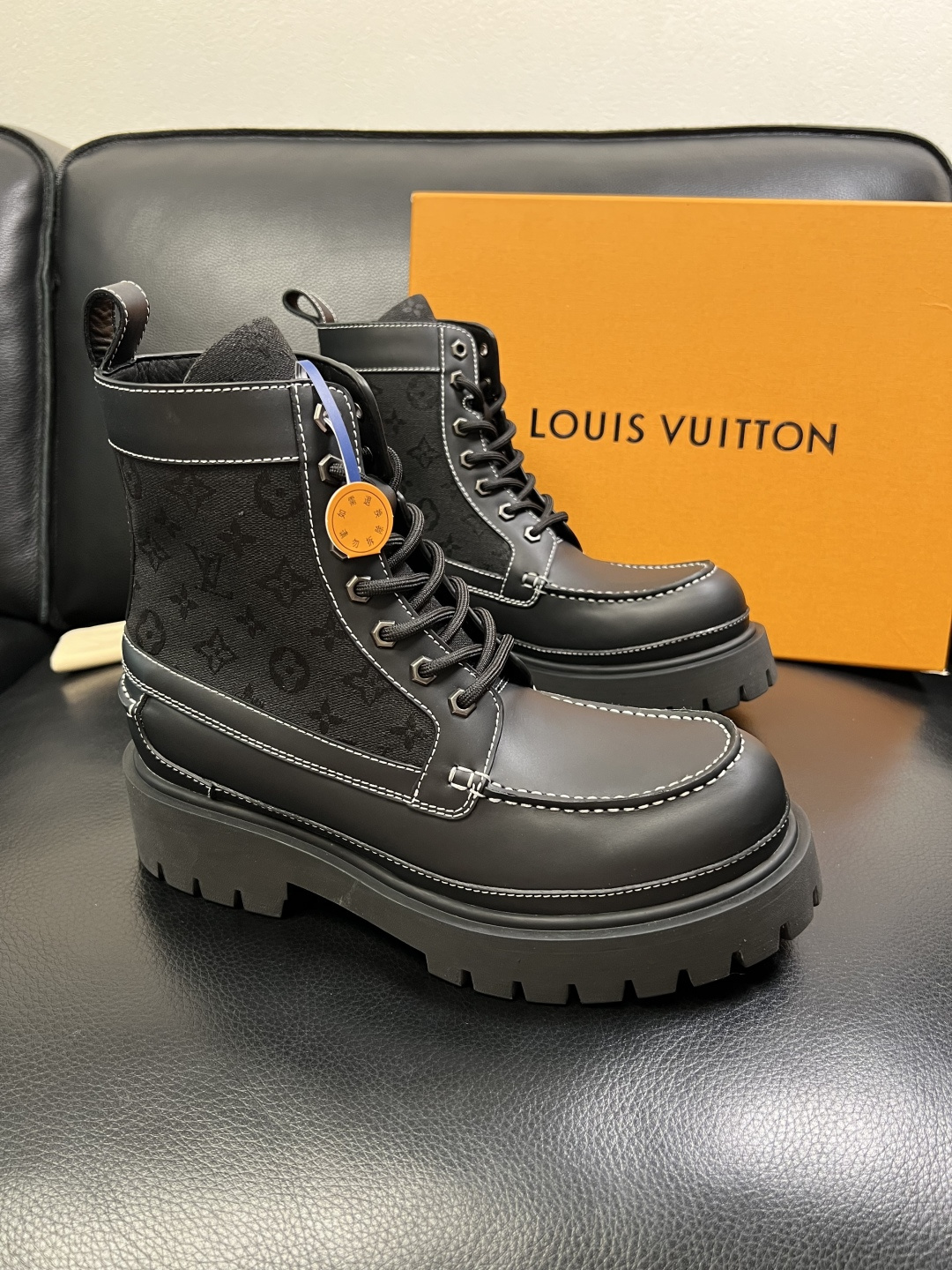 Lv 顶级代购 路易威登，高帮靴子专柜同步，鞋面意大利进口，高品质拼接缤纷色彩复杂工艺品，进口水染牛里 