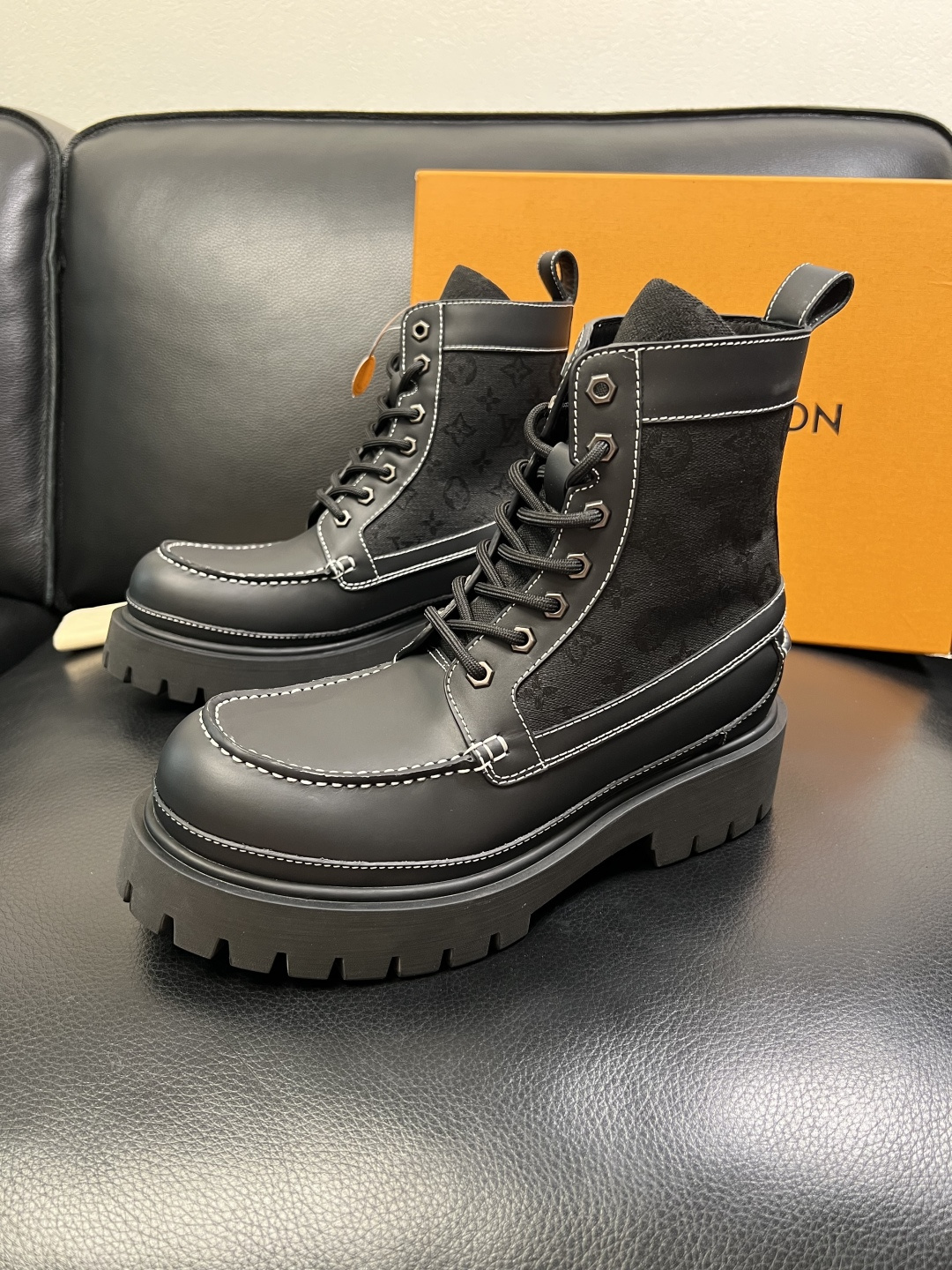 Lv 顶级代购 路易威登，高帮靴子专柜同步，鞋面意大利进口，高品质拼接缤纷色彩复杂工艺品，进口水染牛里 