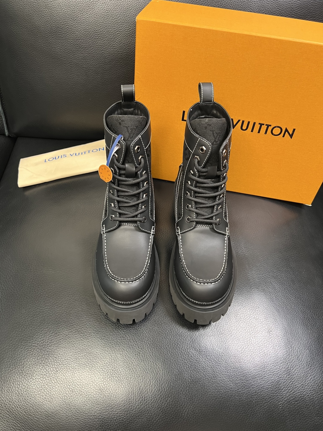 Lv 顶级代购 路易威登，高帮靴子专柜同步，鞋面意大利进口，高品质拼接缤纷色彩复杂工艺品，进口水染牛里 