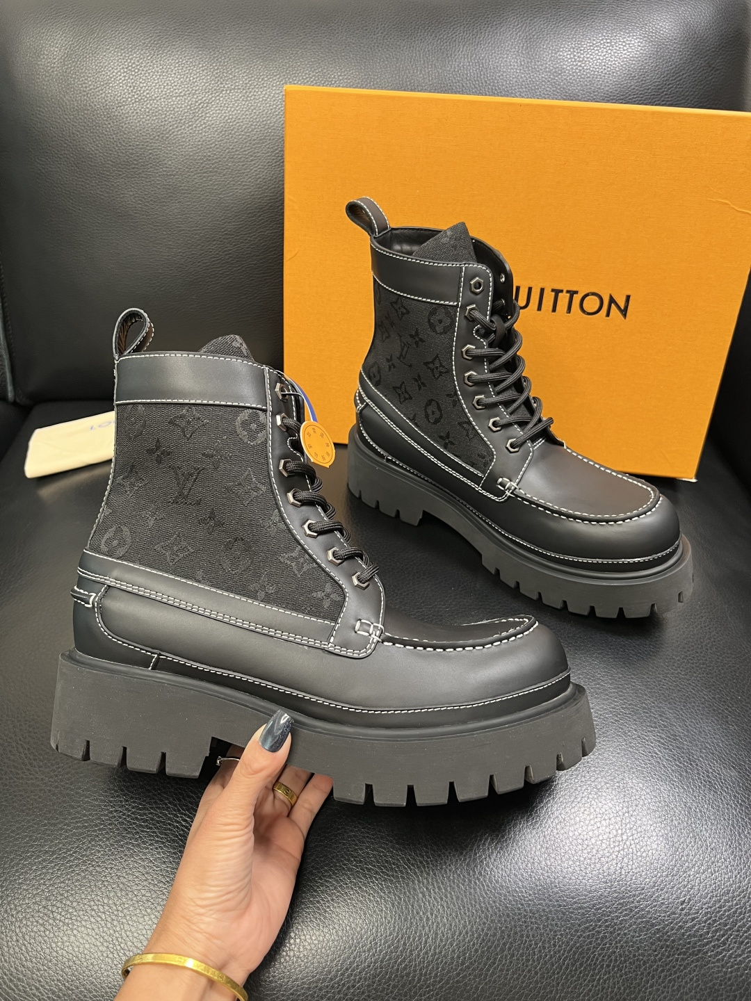 Lv 顶级代购 路易威登，高帮靴子专柜同步，鞋面意大利进口，高品质拼接缤纷色彩复杂工艺品，进口水染牛里 