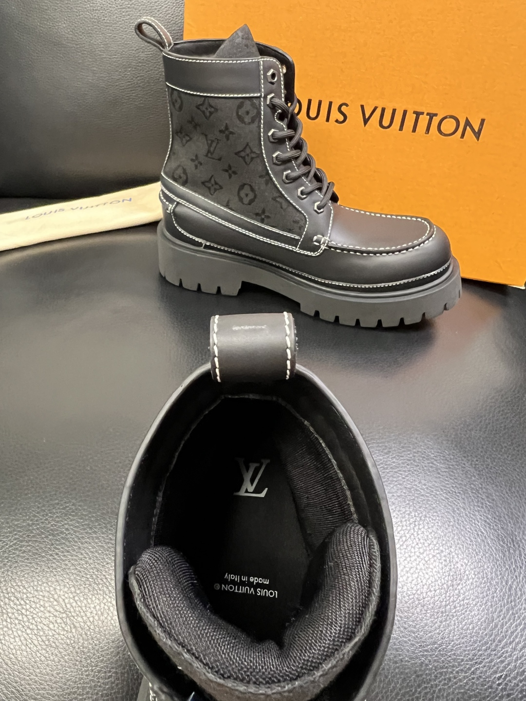 Lv 顶级代购 路易威登，高帮靴子专柜同步，鞋面意大利进口，高品质拼接缤纷色彩复杂工艺品，进口水染牛里 