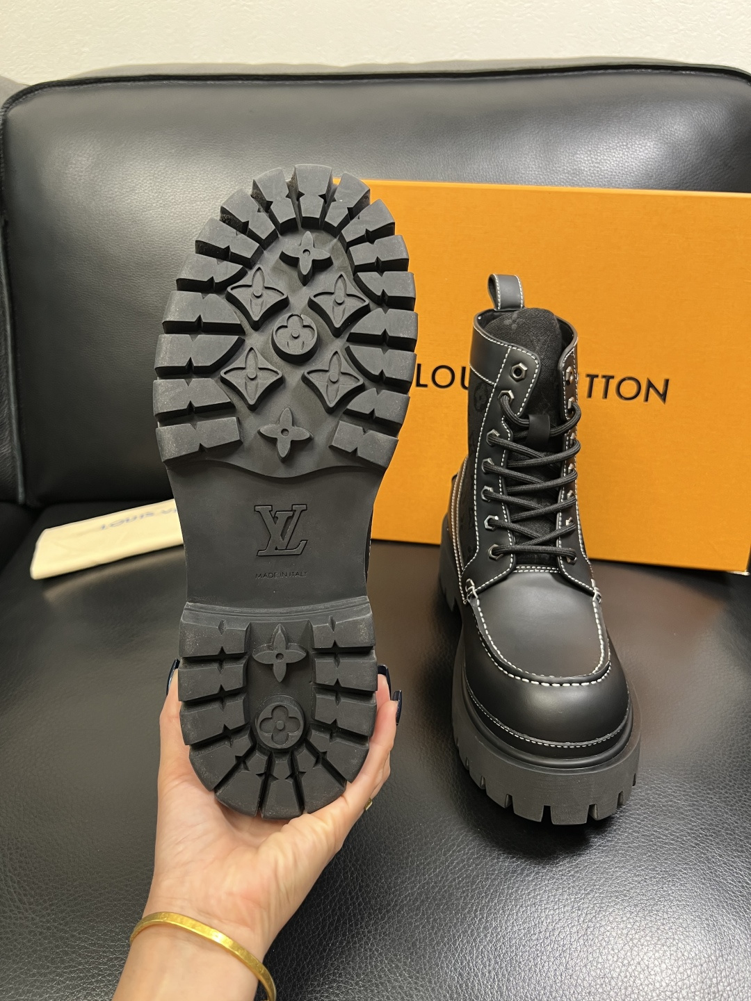 Lv 顶级代购 路易威登，高帮靴子专柜同步，鞋面意大利进口，高品质拼接缤纷色彩复杂工艺品，进口水染牛里 