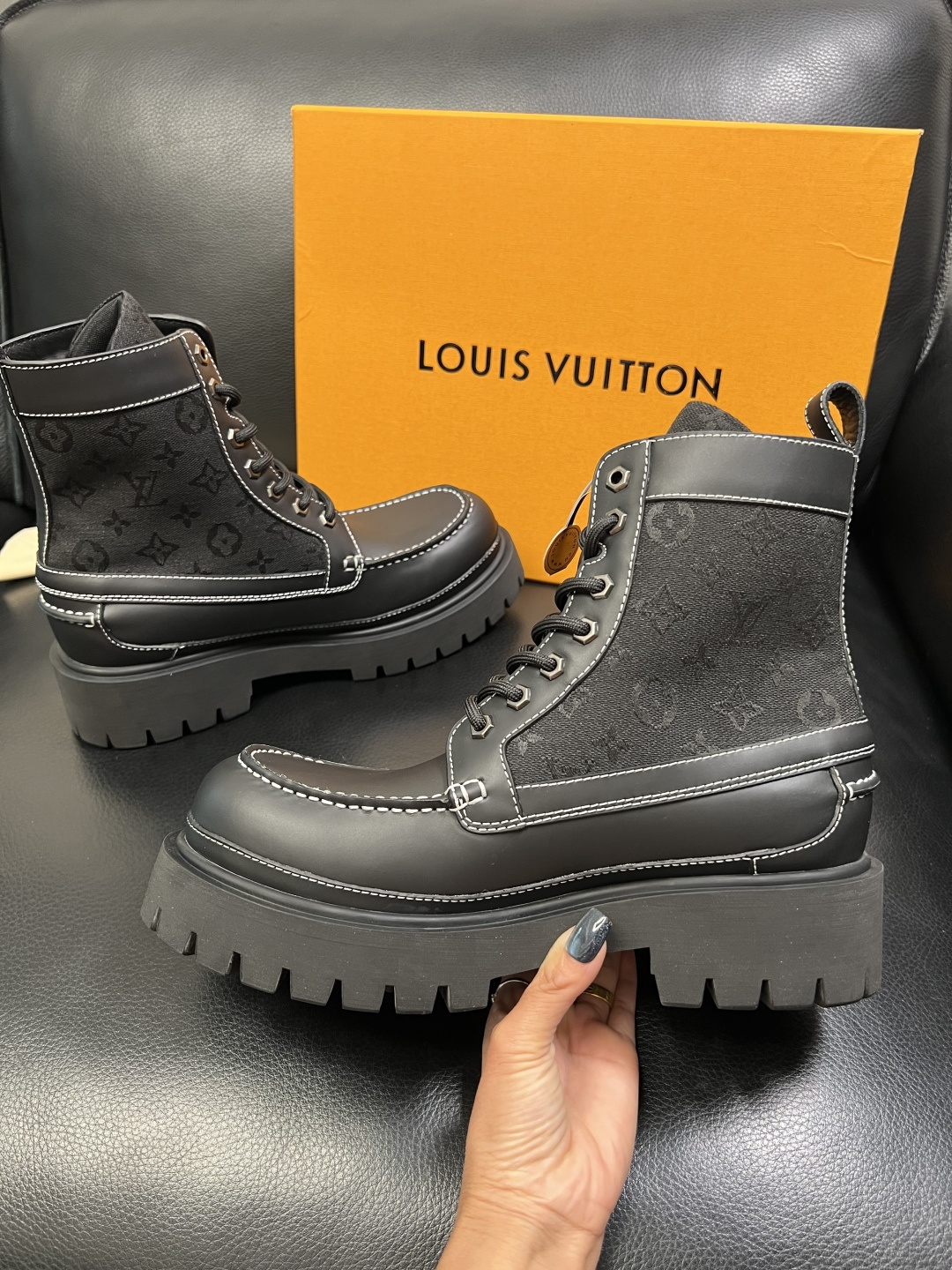 Lv 顶级代购 路易威登，高帮靴子专柜同步，鞋面意大利进口，高品质拼接缤纷色彩复杂工艺品，进口水染牛里 