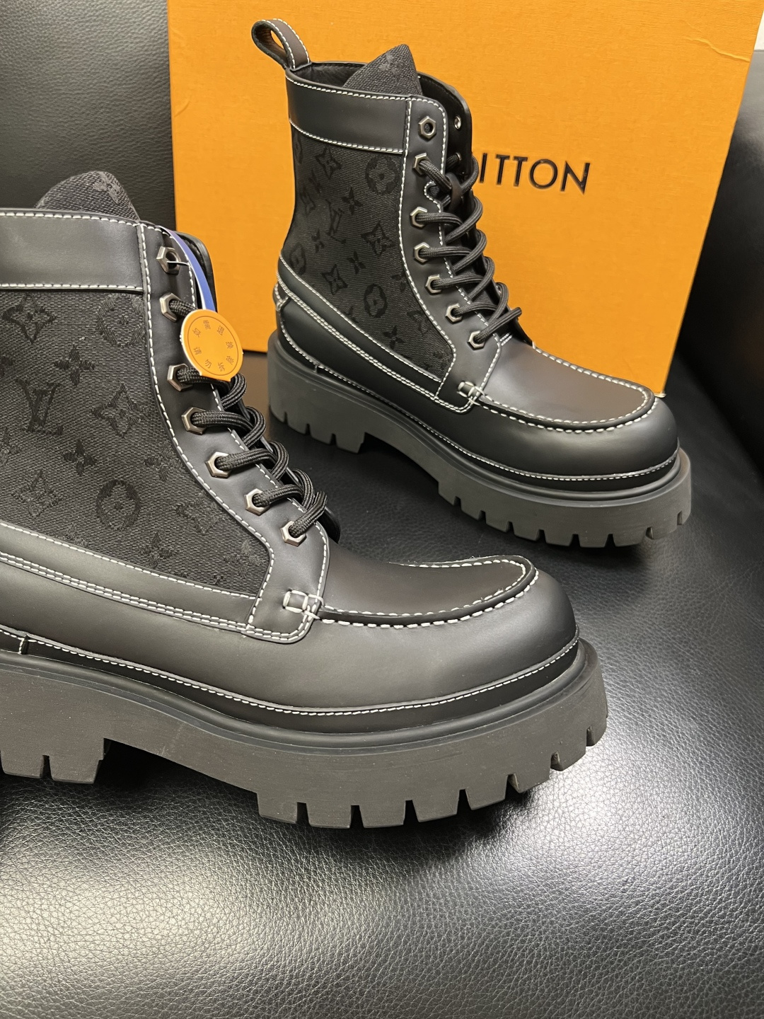 Lv 顶级代购 路易威登，高帮靴子专柜同步，鞋面意大利进口，高品质拼接缤纷色彩复杂工艺品，进口水染牛里 