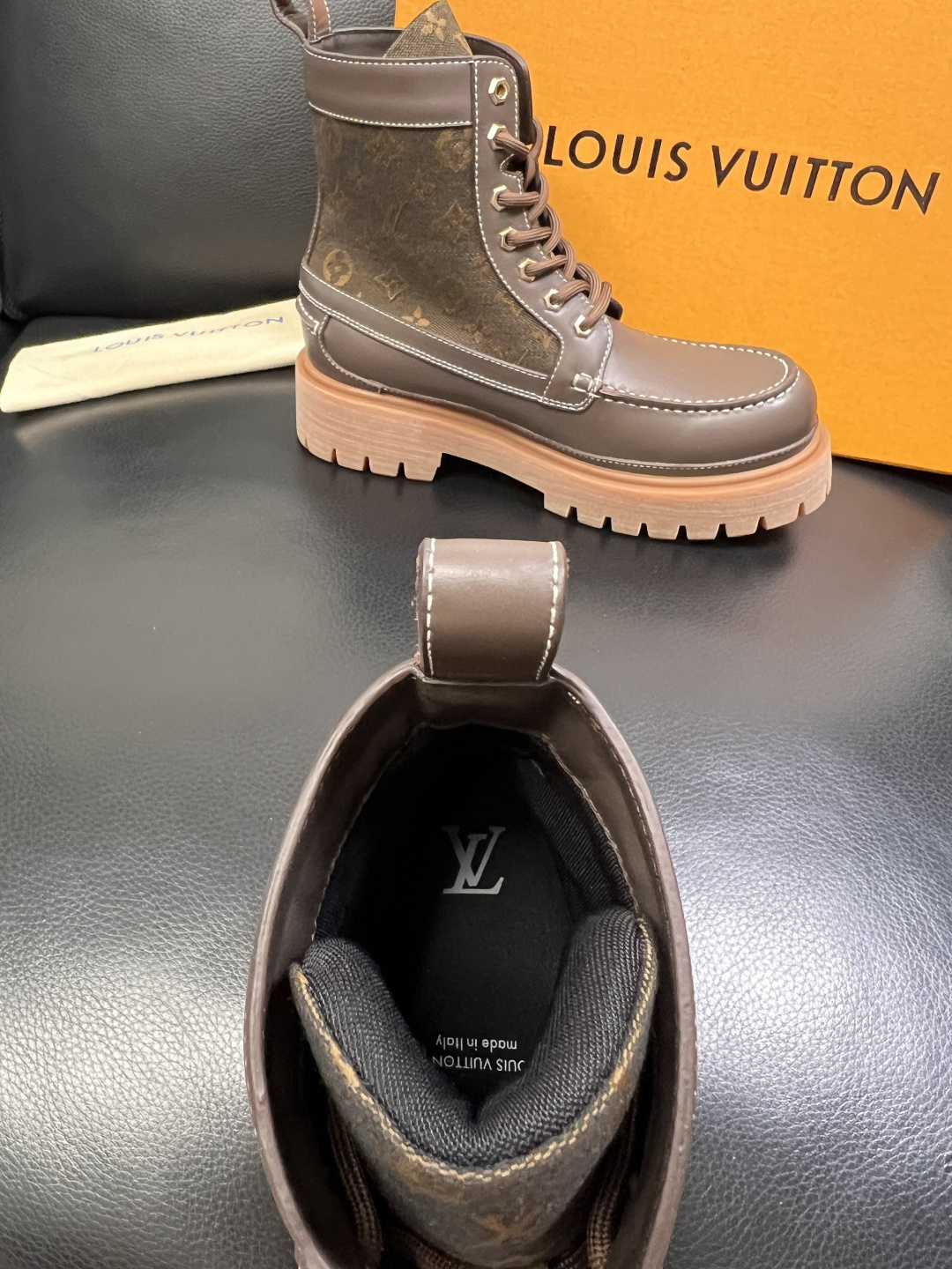 Lv 顶级代购 路易威登，高帮靴子专柜同步，鞋面意大利进口，高品质拼接缤纷色彩复杂工艺品，进口水染牛里 