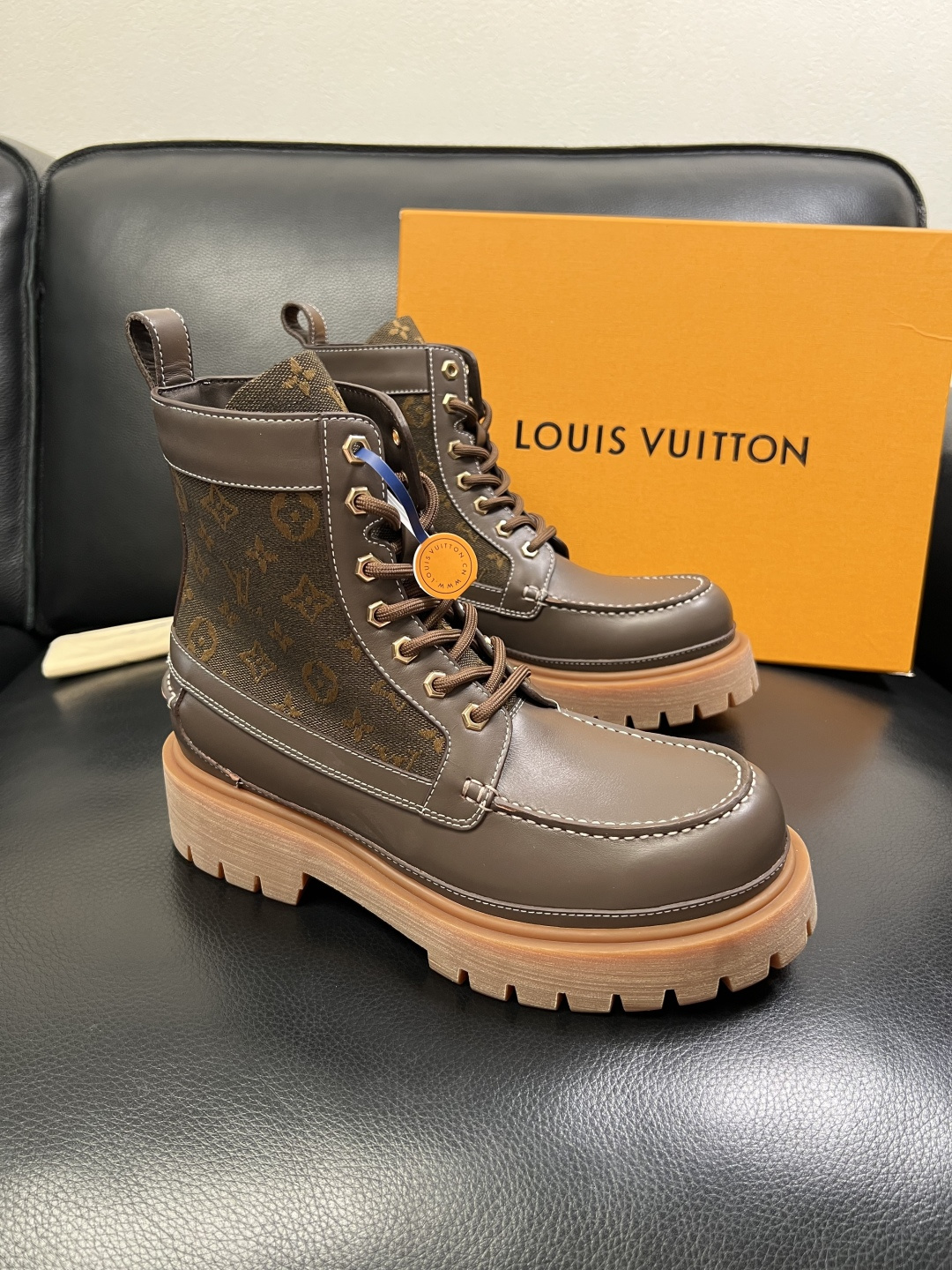 Lv 顶级代购 路易威登，高帮靴子专柜同步，鞋面意大利进口，高品质拼接缤纷色彩复杂工艺品，进口水染牛里 