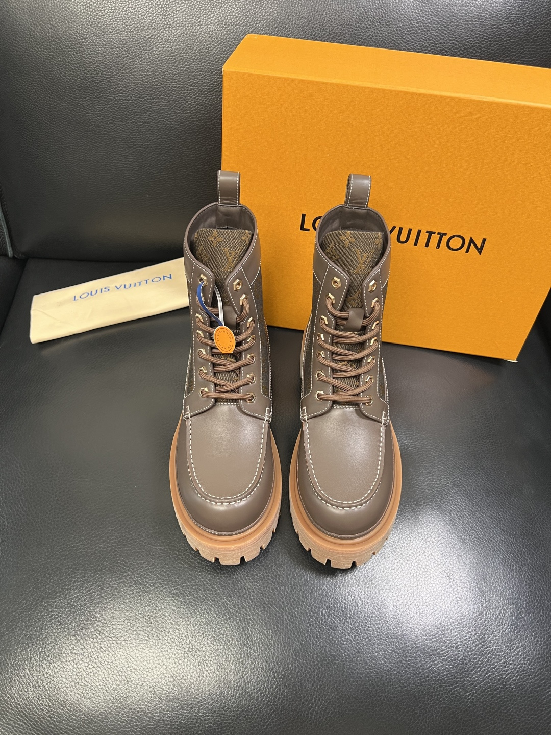 Lv 顶级代购 路易威登，高帮靴子专柜同步，鞋面意大利进口，高品质拼接缤纷色彩复杂工艺品，进口水染牛里 
