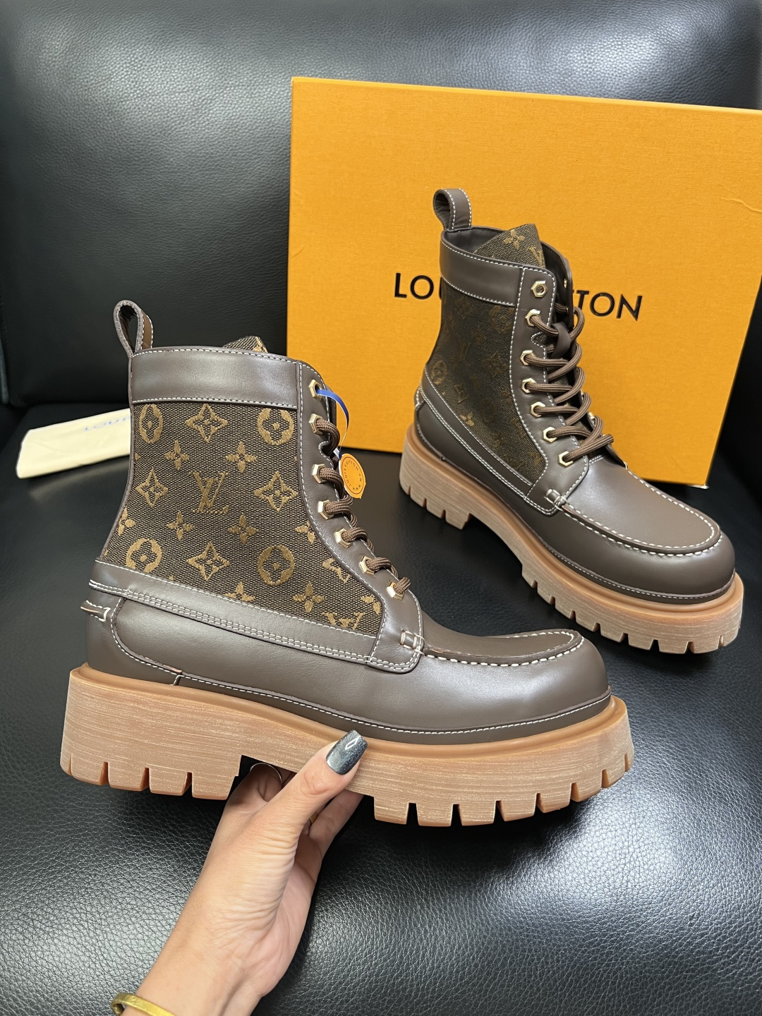 Lv 顶级代购 路易威登，高帮靴子专柜同步，鞋面意大利进口，高品质拼接缤纷色彩复杂工艺品，进口水染牛里 