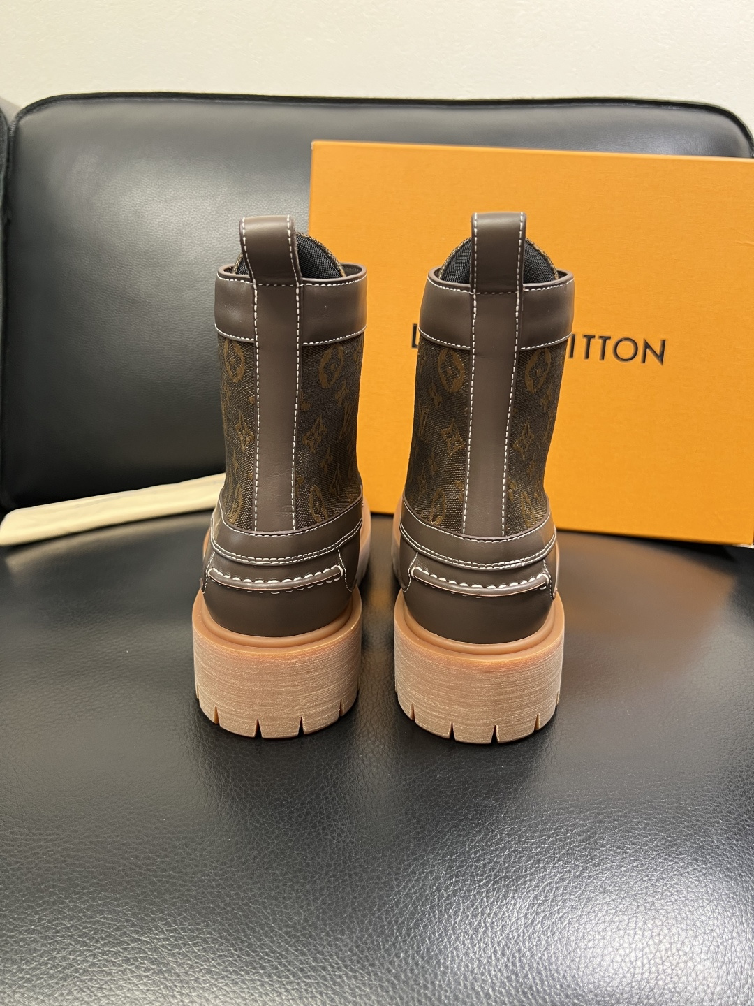 Lv 顶级代购 路易威登，高帮靴子专柜同步，鞋面意大利进口，高品质拼接缤纷色彩复杂工艺品，进口水染牛里 