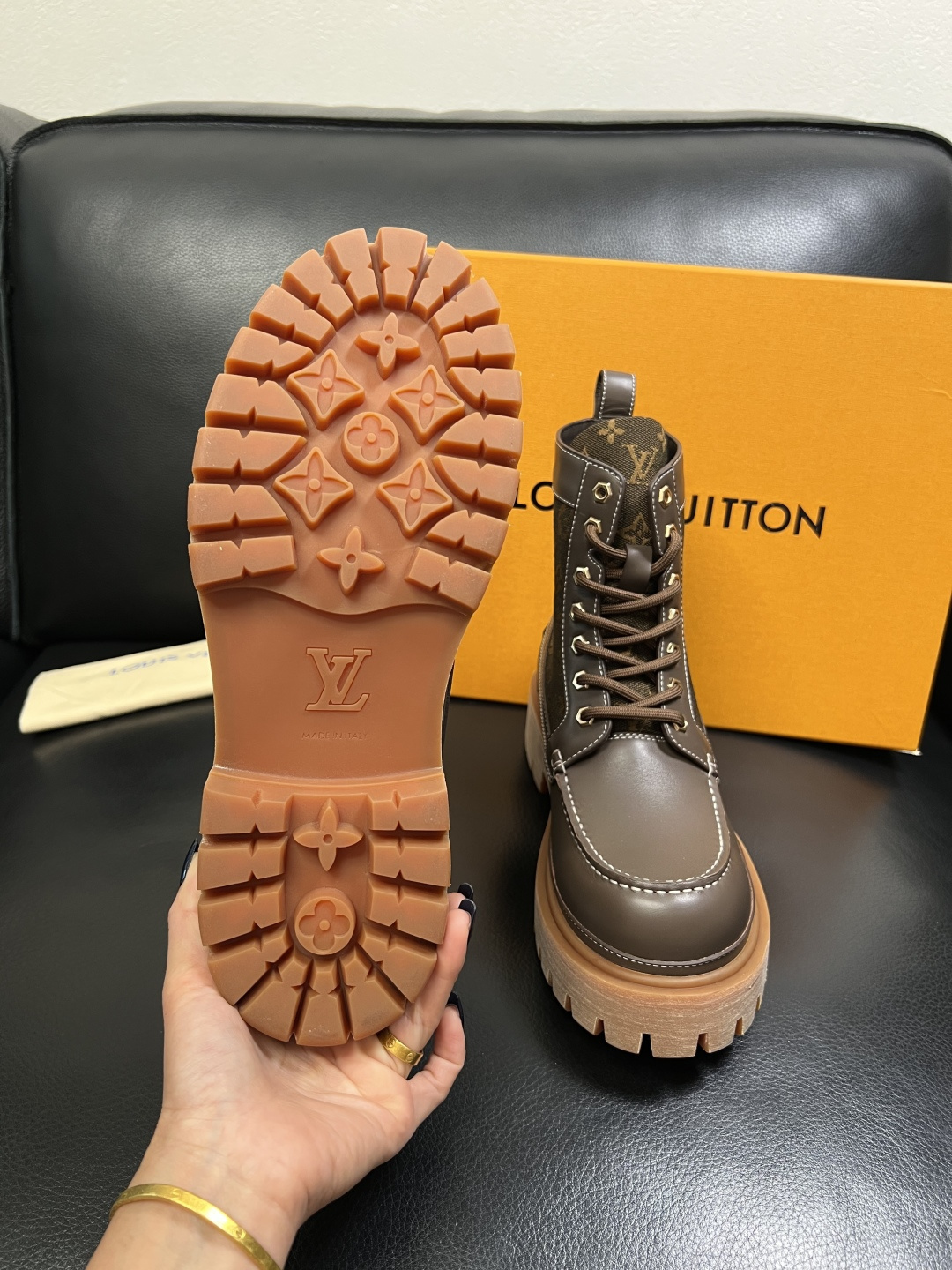 Lv 顶级代购 路易威登，高帮靴子专柜同步，鞋面意大利进口，高品质拼接缤纷色彩复杂工艺品，进口水染牛里 