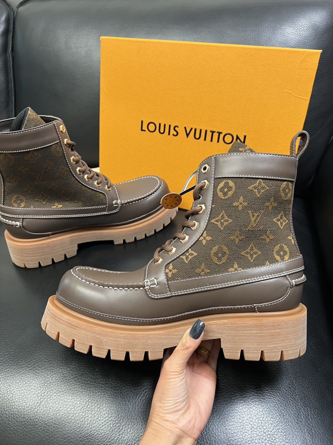 Lv 顶级代购 路易威登，高帮靴子专柜同步，鞋面意大利进口，高品质拼接缤纷色彩复杂工艺品，进口水染牛里 