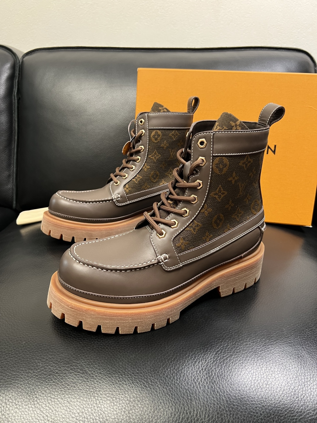 Lv 顶级代购 路易威登，高帮靴子专柜同步，鞋面意大利进口，高品质拼接缤纷色彩复杂工艺品，进口水染牛里 