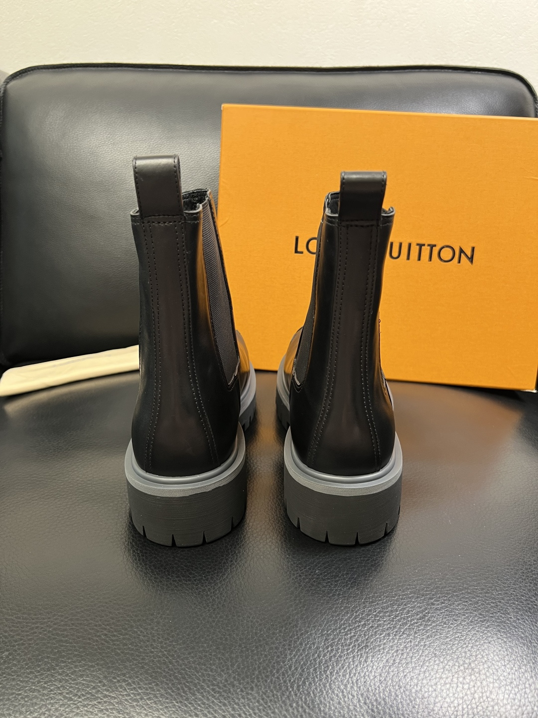 Lv 顶级代购 路易威登，高帮靴子专柜同步，鞋面意大利进口，高品质拼接缤纷色彩复杂工艺品，进口水染牛里 