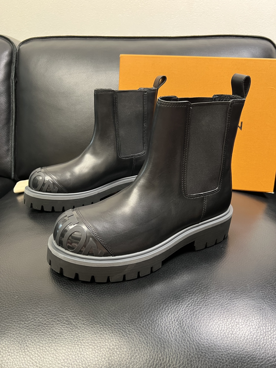 Lv 顶级代购 路易威登，高帮靴子专柜同步，鞋面意大利进口，高品质拼接缤纷色彩复杂工艺品，进口水染牛里 