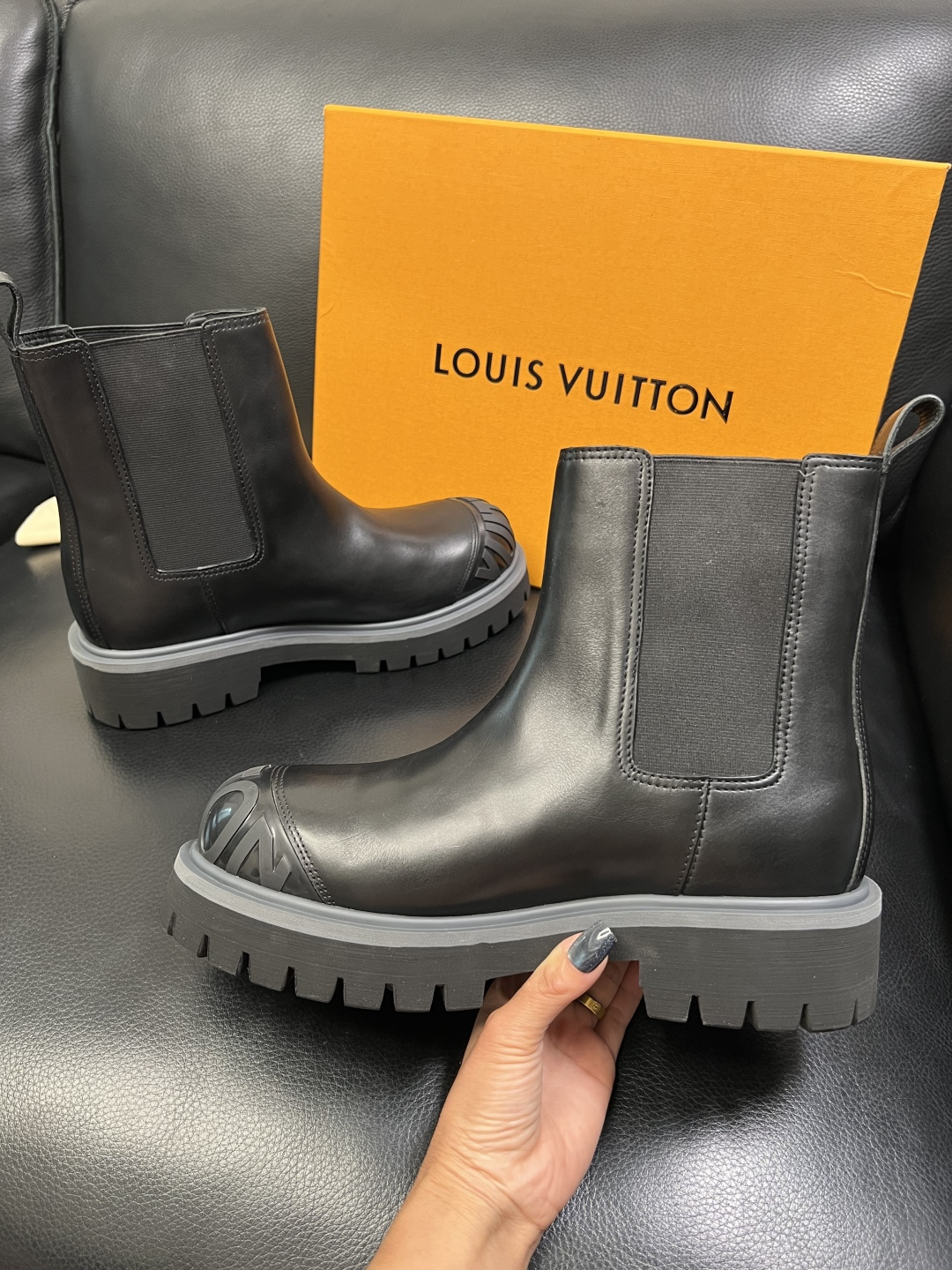 Lv 顶级代购 路易威登，高帮靴子专柜同步，鞋面意大利进口，高品质拼接缤纷色彩复杂工艺品，进口水染牛里 