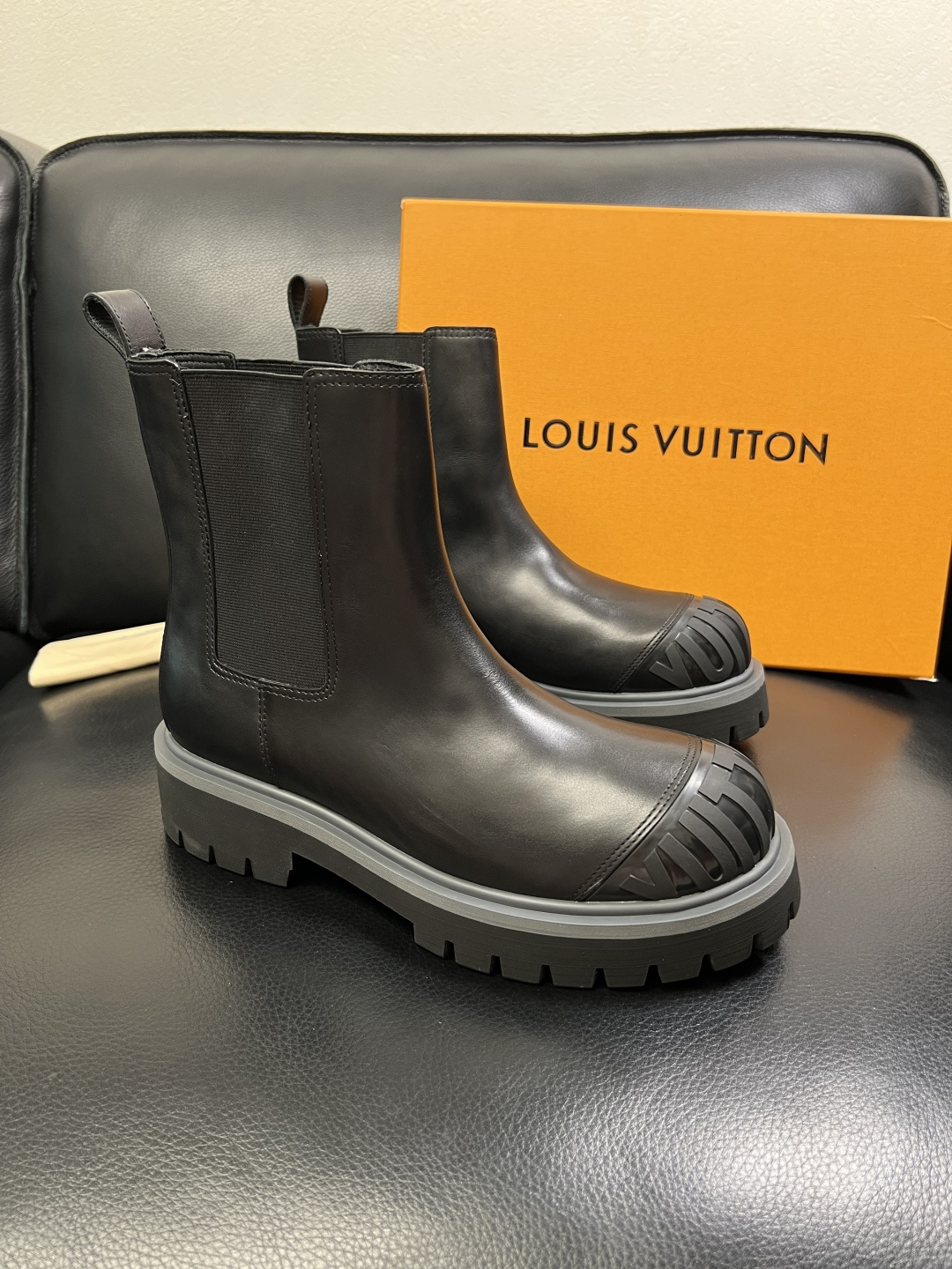 Lv 顶级代购 路易威登，高帮靴子专柜同步，鞋面意大利进口，高品质拼接缤纷色彩复杂工艺品，进口水染牛里 