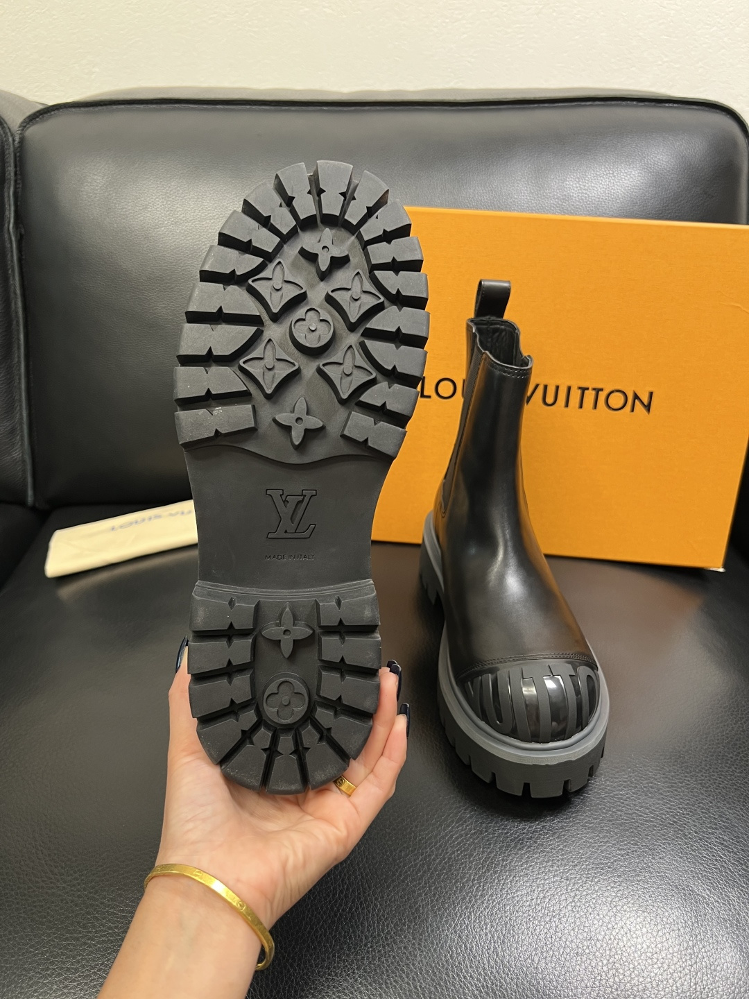 Lv 顶级代购 路易威登，高帮靴子专柜同步，鞋面意大利进口，高品质拼接缤纷色彩复杂工艺品，进口水染牛里 