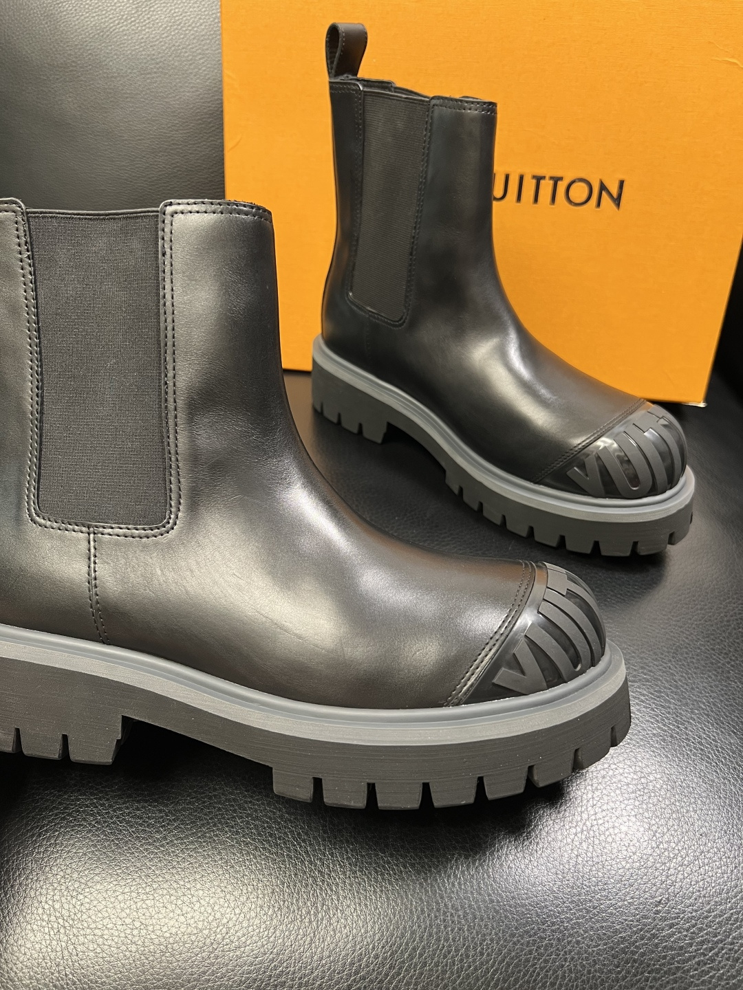 Lv 顶级代购 路易威登，高帮靴子专柜同步，鞋面意大利进口，高品质拼接缤纷色彩复杂工艺品，进口水染牛里 