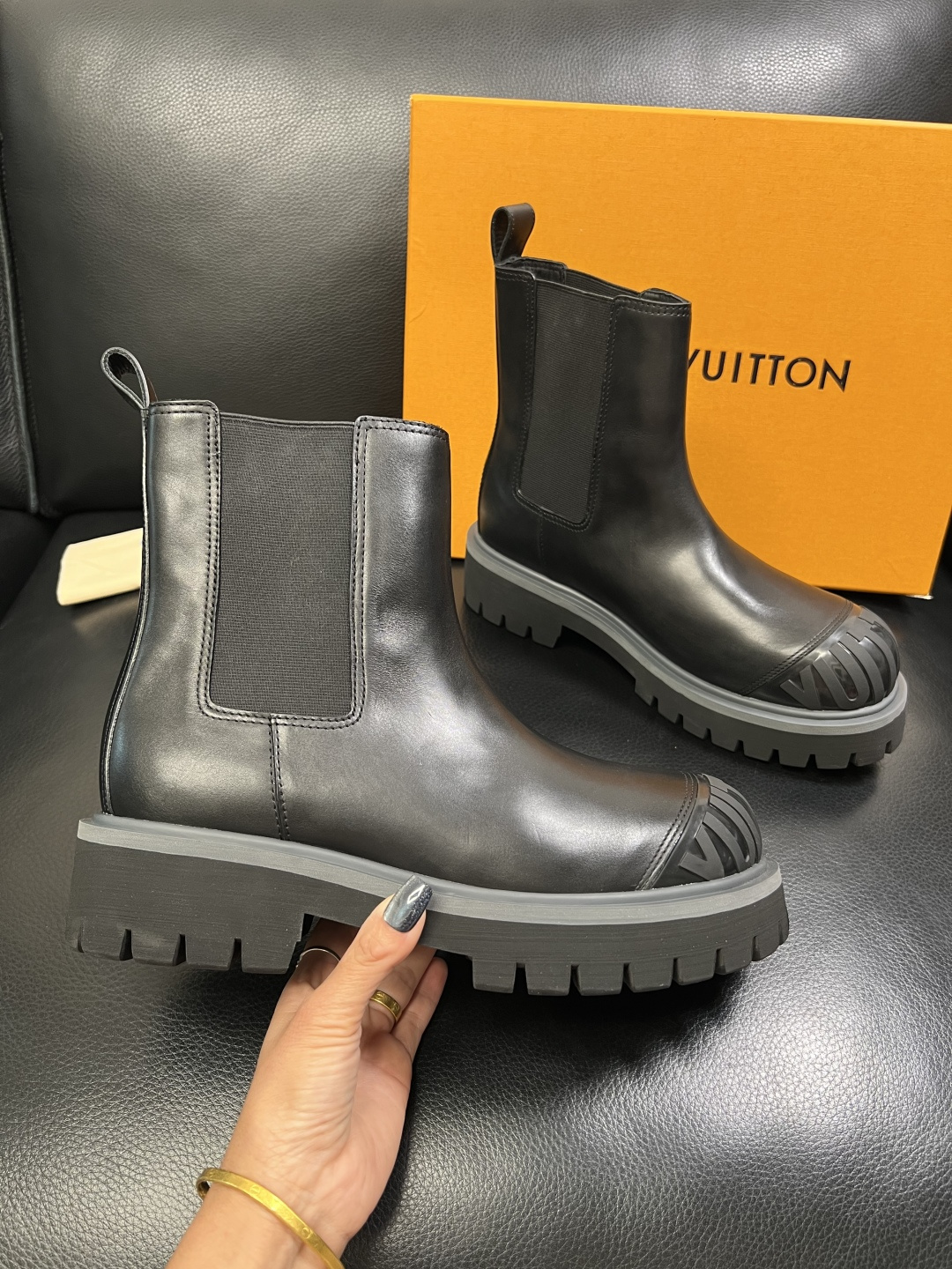 Lv 顶级代购 路易威登，高帮靴子专柜同步，鞋面意大利进口，高品质拼接缤纷色彩复杂工艺品，进口水染牛里 
