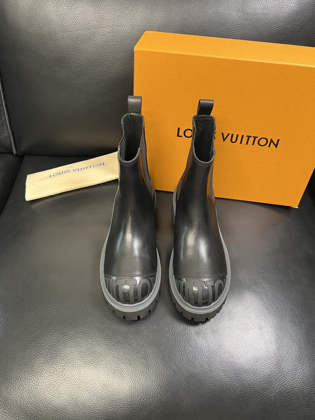 Lv 顶级代购 路易威登，高帮靴子专柜同步，鞋面意大利进口，高品质拼接缤纷色彩复杂工艺品，进口水染牛里 