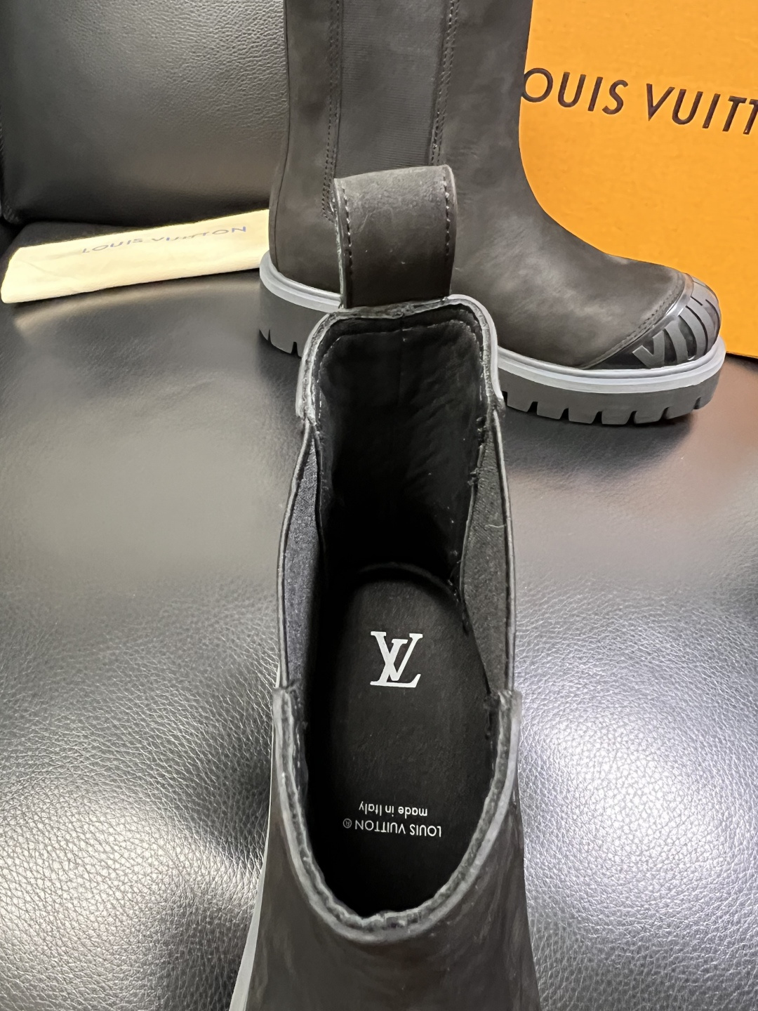 Lv 顶级代购 路易威登，高帮靴子专柜同步，鞋面意大利进口，高品质拼接缤纷色彩复杂工艺品，进口水染牛里 