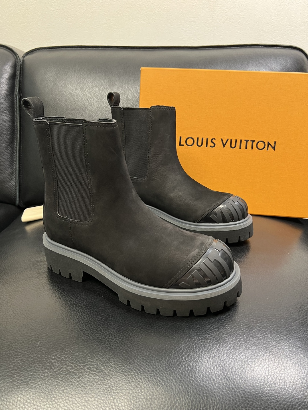 Lv 顶级代购 路易威登，高帮靴子专柜同步，鞋面意大利进口，高品质拼接缤纷色彩复杂工艺品，进口水染牛里 