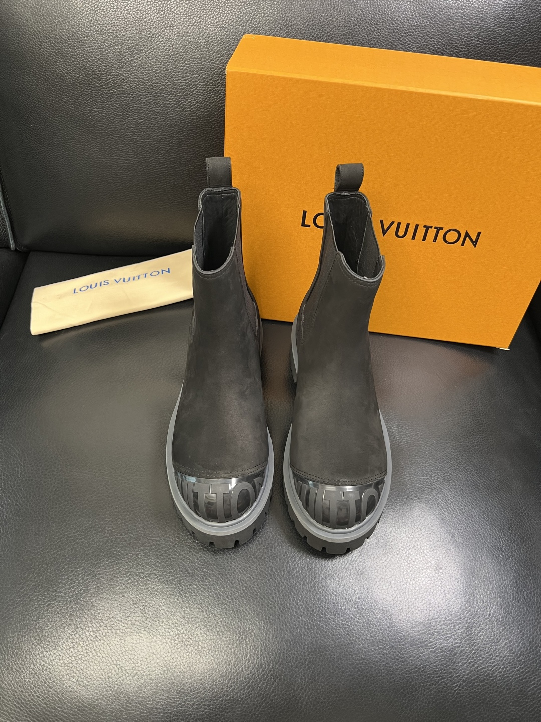Lv 顶级代购 路易威登，高帮靴子专柜同步，鞋面意大利进口，高品质拼接缤纷色彩复杂工艺品，进口水染牛里 